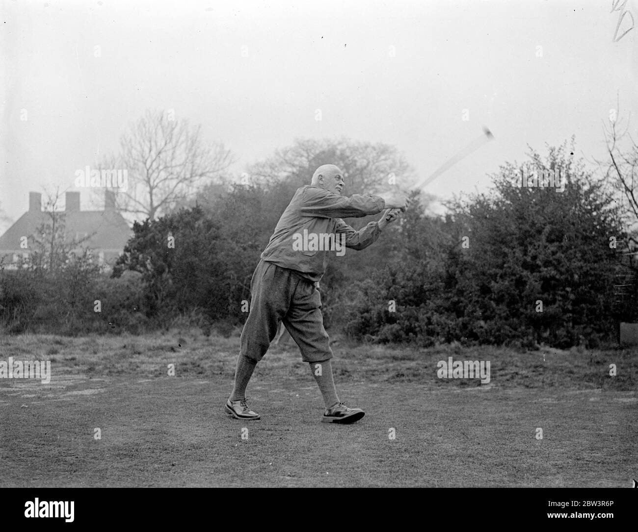 Lord Gainford in Parlamentarischer Golf Handicap . Das Parlamentarische Golf Handicap hat in Walton Heath eröffnet. Foto zeigt : Lord Gainford fährt vom ersten Abschlag ab. Mai 1936 Stockfoto