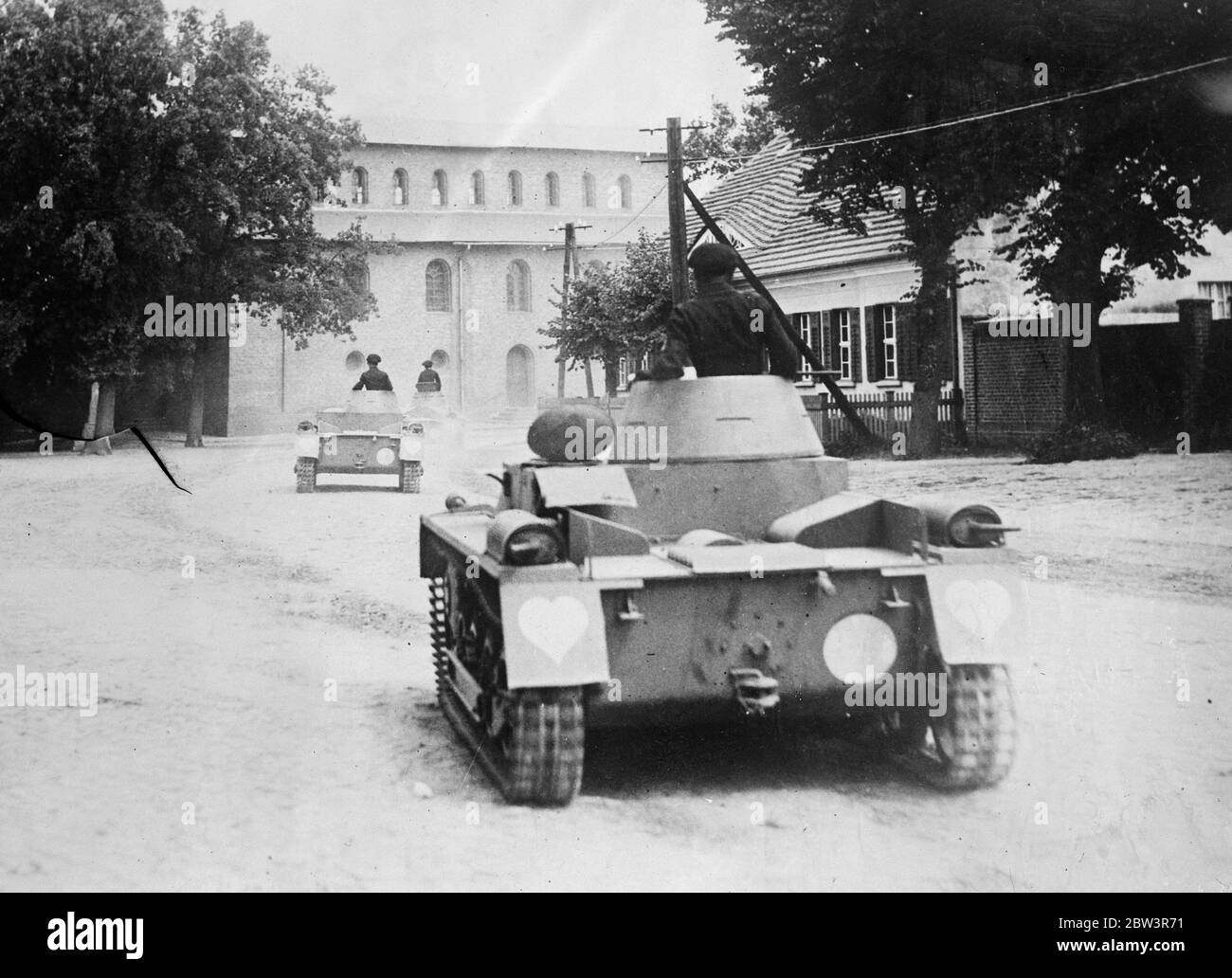 Deutschlands Straßen Echo auf Straße der Panzer . Die neueste Ergänzung der deutschen Armee, die Panzerkorps wird in der Nähe von Berlin. Deutschland hat nun eine Flotte von leichten zwei Mann Panzer erworben. Die Uniform für die Männer angenommen gehören eine runde Kappe, die eine Ähnlichkeit mit der russischen Pelzmütze trägt. Die Tank Squadrons Namen sind Herzen Geschwader, Diamant-Geschwader, Spades Squadron und Clubs Geschwader. Mit jeder Geschwader erkennbar durch sein Haus Emblem auf dem Tank. 26 Juli 1935 Stockfoto