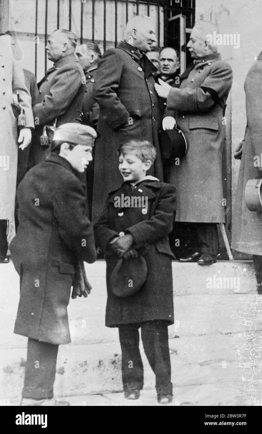 Politik durch die Augen von Jugend und Alter . Sohn und Vater des österreichischen Kanzlers. Kurt Schschnigg (rechts vorland) Sohn des österreichischen Bundeskanzlers Schuschnigg, der mit einem Freund die politische Situation bei der Feier zum ersten Jahrestag der österreichischen Gardenbataillone auf dem Heldenplatz in Wien diskutiert. Rechts Hintergrund kann der Vater von Kanzler Schuschnigg in ernsthaften Gespräch mit einem anderen Veteran gesehen werden. März 1936 Stockfoto