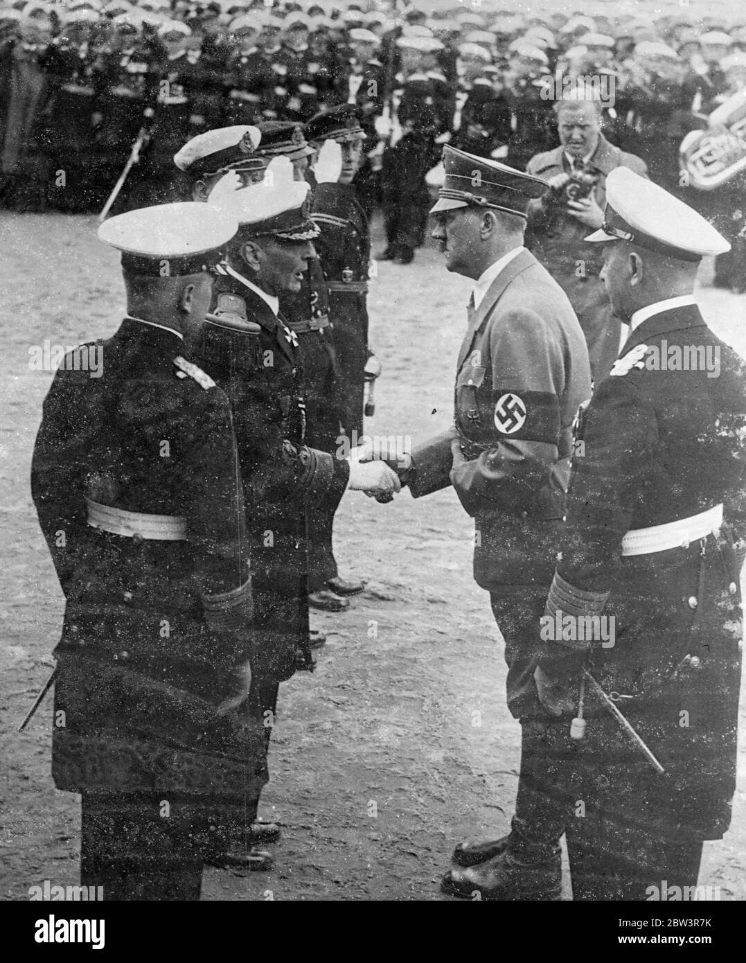 Hitler spricht mit ausländischen Naval Offizieren Foto zeigt : Kanzler Hitler in ernsthaften Gespräch, als er die Hände mit ausländischen Naval Offizieren nach der Einweihung der neuen deutschen Denkmal für Matrosen in Laboe [ Laboe Naval Memorial aka Laboe Tower ] 1. Juni 1936 Stockfoto