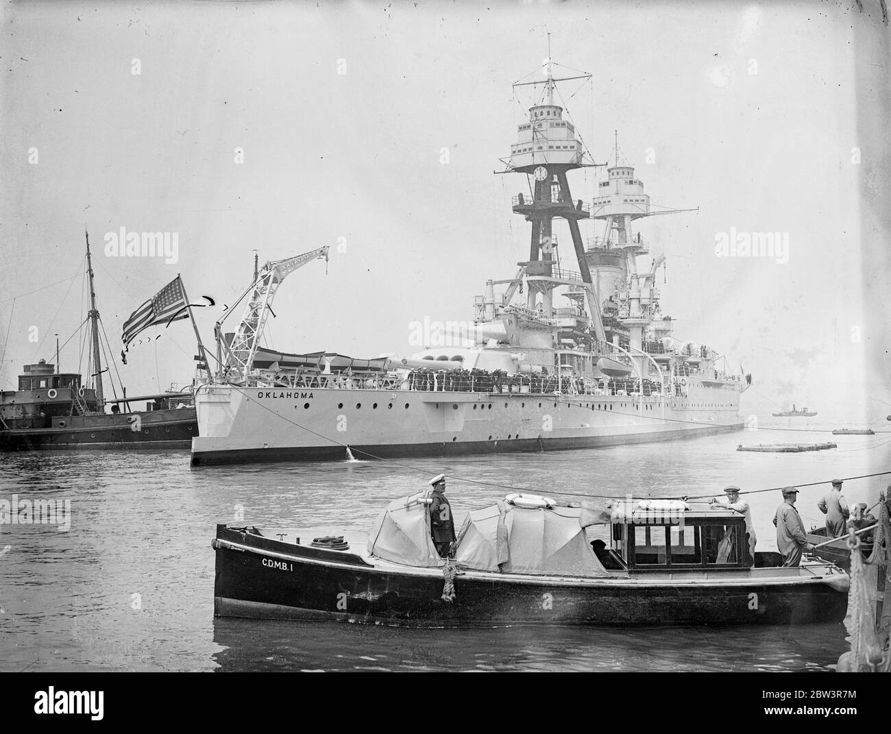 Das amerikanische Schlachtschiff kommt in Portsmouth für einen Besuch an. Die USS Oklahoma ( BB - 37 ) kam in Porstmouth für einen Besuch. Die Oklahoma wird als Trainingsschiff für Mid Shhipmen der Naval Academy. Sie war in der Division von Konteradmiral T S Rodgers kommandiert, die während des Krieges wurde nach Berehaven als zusätzliche Wache für die amerikanischen Truppenkonvois im Atlantik geschickt. Zwei weitere Schlachtschiffe, die USS Arkansas (BB-33) und die USS Wyoming (BB-32), die auch in britischen Gewässern während des Krieges diente, sind Portsmouth besuchen. Beide werden nun als Ausbildungsschiffe eingesetzt. Fotoserien Stockfoto