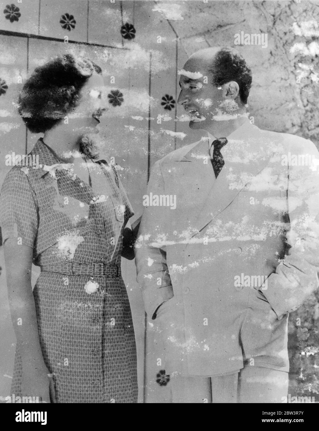 Myrna Loy Heimlich Verheiratet Mit Filmproduzent In Mexiko . Myrna Loy, die Filmschauspielerin, war heimlich mit Herrn verheiratet. Arthur Hornblow, Junior, der Hollywood-Filmproduzent, bei Ensenada, Mexiko. Hornblow ist Myrna Loy ' s ersten Ehemann, aber er war selbst vor kurzem von Juliette Croab geschieden, die Bühnenschauspielerin. Miss Loy, dessen richtiger Name Williams ist, wurde 1905 in Montana geboren und ursprünglich als Bildhauerin gedacht. Auf Anregung von Rudolph Valentino, der ihr eine große Filmlaufbahn vorausgesagt hatte, wandte sie sich dem Film zu. Foto zeigt : Myrna Lay fotografiert mit ihrem Mann, A Stockfoto