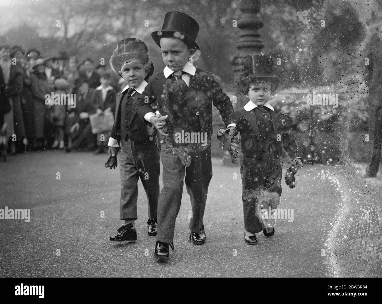 Kleine Meni im Park. Unter der väterlichen Führung ihres großen Bruders schlendern die kleinen Söhne von Dr. O Aguilar , Kanzler der venezolanischen Gesandtschaft in London durch den Park nach der Kirche. 13. Oktober 1935 Stockfoto Kleine Meni im Park. Unter der väterlichen Führung ihres großen Bruders schlendern die kleinen Söhne von Dr. O Aguilar , Kanzler der venezolanischen Gesandtschaft in London durch den Park nach der Kirche. 13. Oktober 1935 Stockfoto