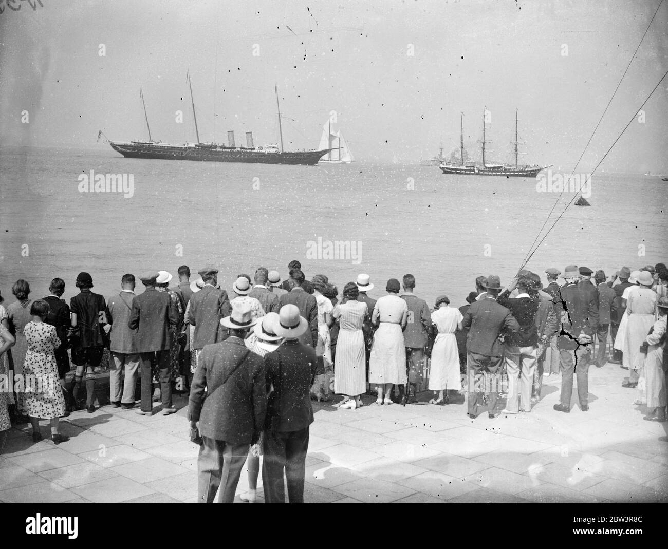 Die King und Queen Bord Royal Yacht für Urlaub über Wasser. Der König und die Königin Ankunft in Cowes an Bord der Royal Yacht, Victoria und Albert. 30 Juli 1935 Stockfoto