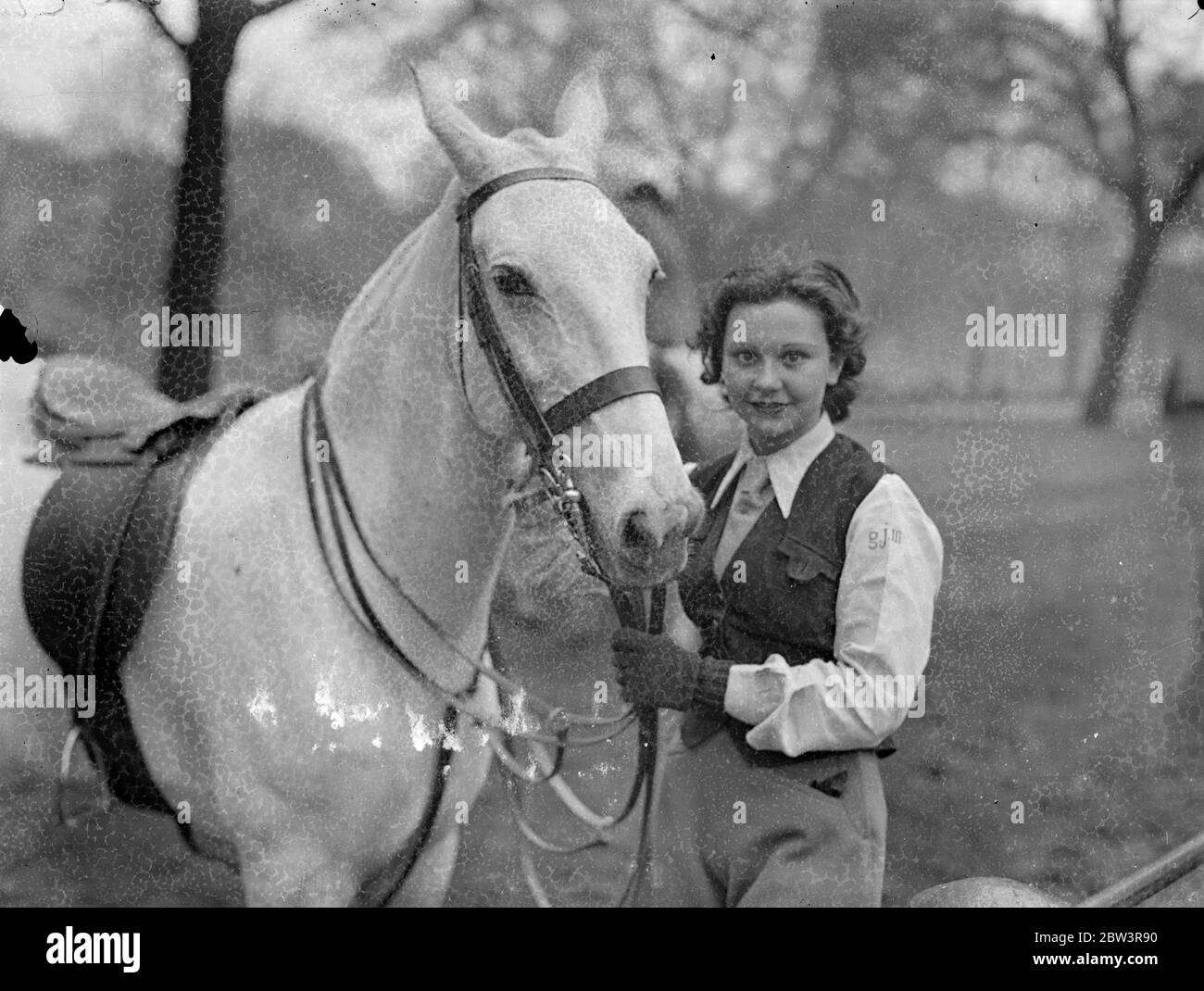 Reiten ' Unterscheidung ' . Miss Gavy Martin, eine Reiterin in Rotten Row, Hyde Park, schlägt mit ihren Initialen auf ihrer Reitbluse eine Romannotiz auf. Mai 1936 Stockfoto