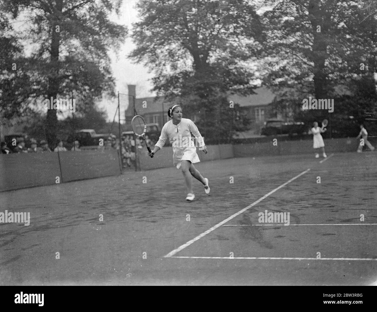 Senorita Lizana und Miss Hardwick treffen sich im Hurlingham Tennis Finale. Die chilenische Tennisspionin Anita Lizana trifft Miss Mary Hardwick im Finale der Frauen-Singles in Hurlingham. Senorita Lizana schlug Frau Strawson im Halbfinale, und Miss Hardwick besiegte Frau M M Moas. Foto zeigt, Senorita Anita Lizana im Spiel während des Finales in Hurlingham. Mai 1936 Stockfoto