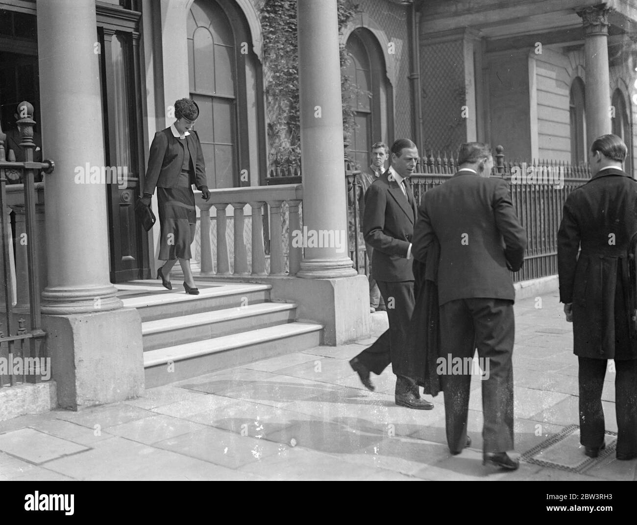 Duke und Duchess of Kent verlassen London zu Hause, um "RMS Queen Mary" in Southampton mit anderen Mitgliedern der königlichen Familie zu besuchen. Die Herzogin trug eine weitere auffallende neue Hutmode für den Besuch. Foto zeigt, die Herzogin von Kent trägt ihren neuen Hut, als sie Belgrave Square verließ. 25 Mai 1936 Stockfoto