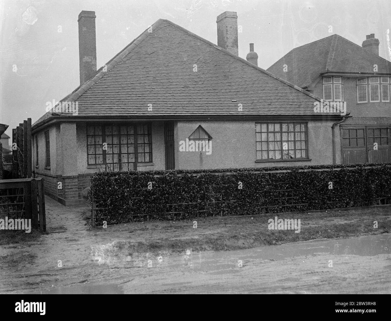 Krankenschwester und verheirateter Mann tot in Bognor Bungalow gefunden. Die Leichen einer jungen Frau, Krankenschwester Gladys Hill und Victor H Simmonds, 42 Jahre alter Bognor Regis Taxifahrer, mit dem ahe war seit einiger Zeit freundlich, wurden in einem Gas gefüllten Raum eines Bungalows in Felpham, in der Nähe von Bognor entdeckt. Die Polizei rief die Nachbarn an, die feststellten, dass ein kleines Zweisitzer-Auto die ganze Nacht vor dem Bungalow geparkt war, und musste sich eindrängen. Simmonds, ein verheirateter Mann mit einer Familie von vier lebte bis vor kurzem in Wood Street, Bognor und wurde von seinem Vater beschäftigt. Nurse Hill soll Beziehungen haben Stockfoto