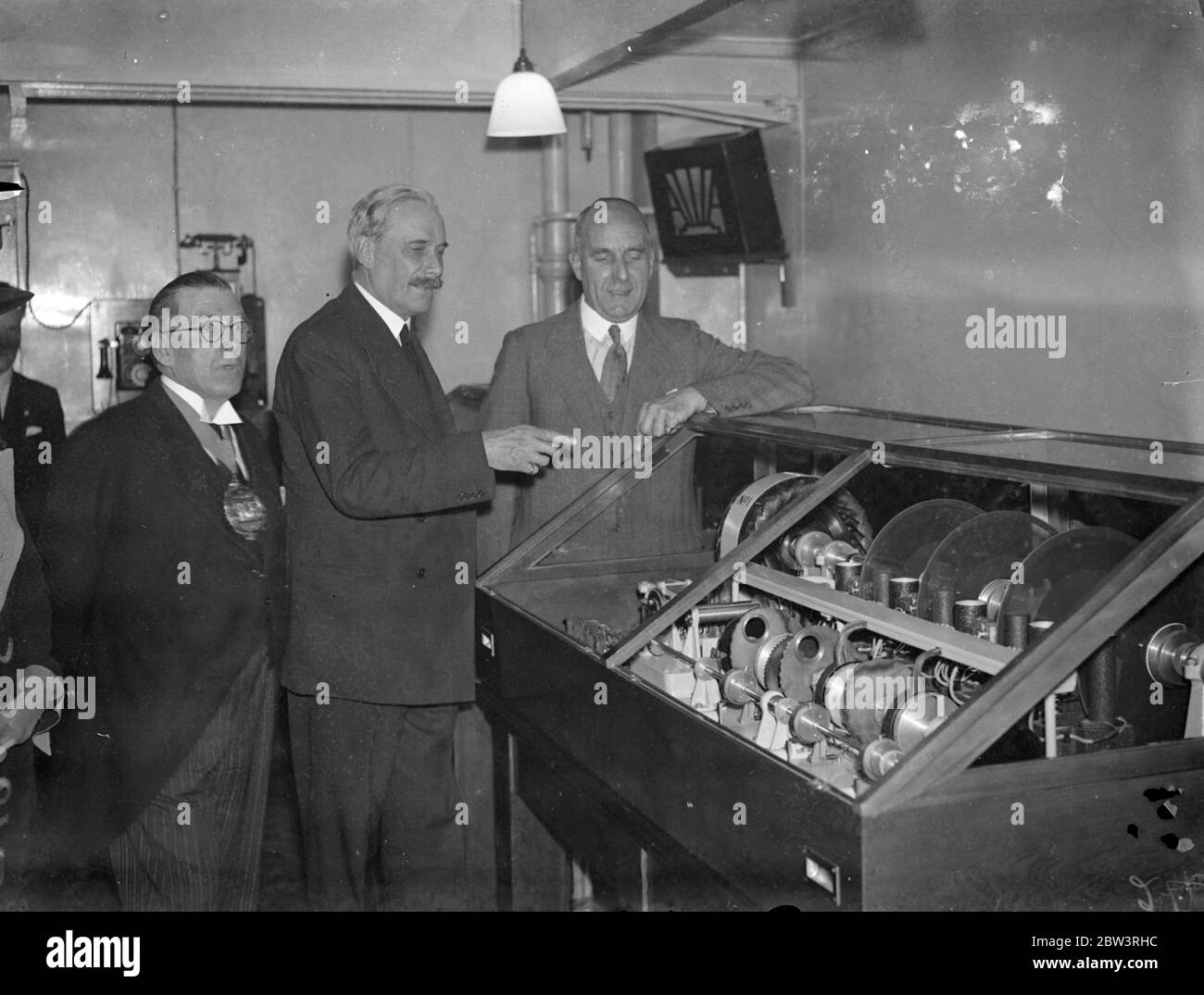 P . M G . Und Astronom Royal Eröffnen Telefon Sprechende Uhr . Der Postmaster - General, Major G. C . Tryon M. P . und der Astronom Royal , Herr . H Spencer jenes, eröffnete den Talking Clock Service in der Tandem Telefonbörse in Holborn. Der Service ist jetzt für London Telefonteilnehmer, die in der Lage, die Zeit durch einfaches Wählen Tim erhalten werden. Foto zeigt: Der Postmaster - General, Major G. C . Tryon , erklärt den Mechanismus der Sprechuhr an Herrn . H Spencer Jones, Astronom Royal. Juli 1936, 24 Stockfoto