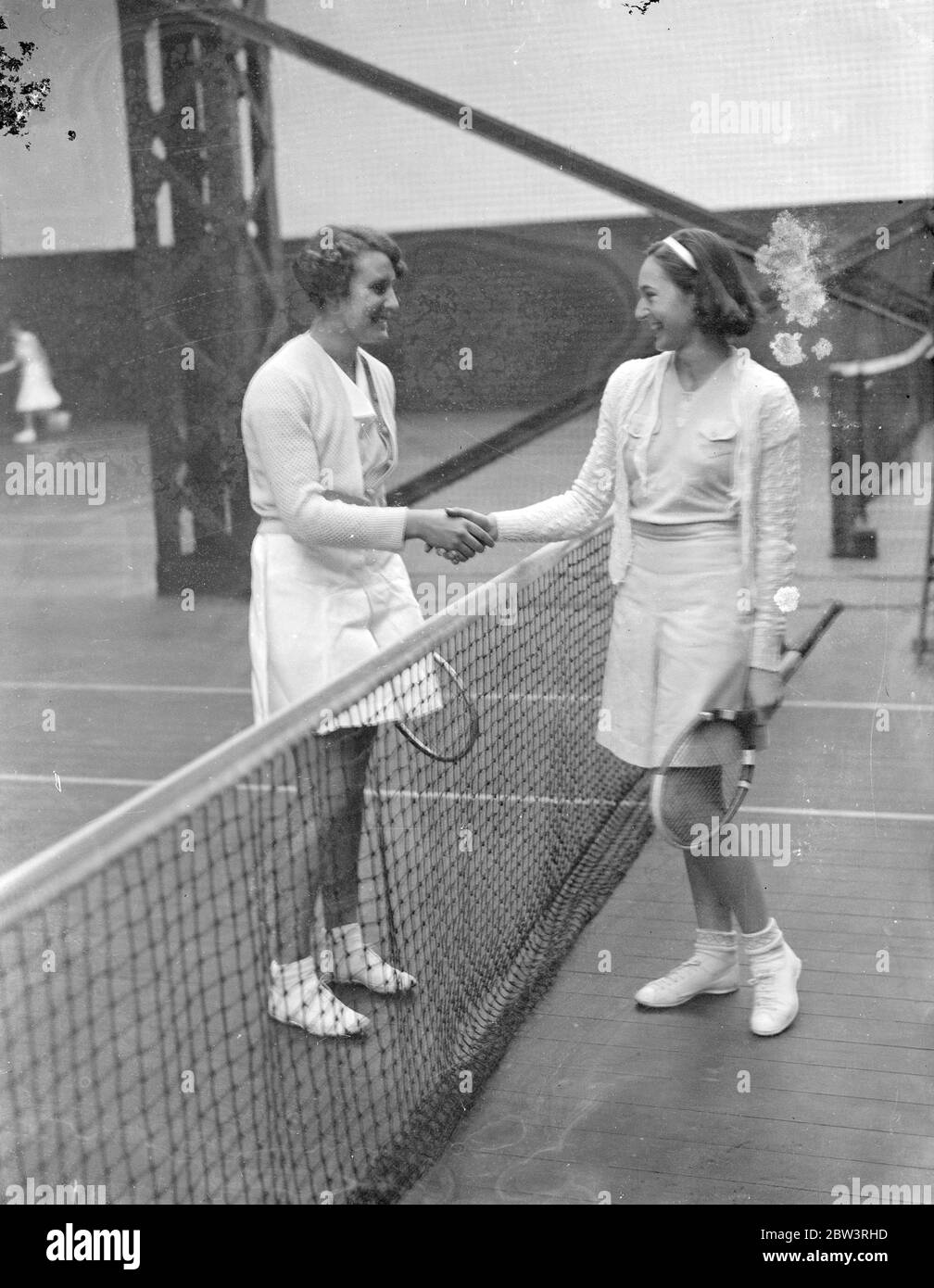 Russische Prinzessin, Enkelin von Gordon Selfridge, spielt in London Junior Tennis Championships. Prinzessin Tatiana Wiasemsky von Russland , eine Enkelin von Herrn Gordon Selfridge , spielt in der Junior-Tennis-Meisterschaften, die im Covered Courts Club , Dulwich eröffnet haben . Foto zeigt, Prinzessin Tatiana Wiasemsky im Spiel gegen Miss A P Cardinall, die die letzten acht in der Junioren-Meisterschaft in Wimbledon erreicht und wurde Zweiter bis Miss Gem Hoaching für die Junior Middlesex Titel. 30 Dezember 1935 Stockfoto