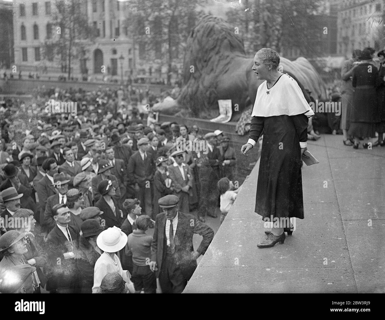 Maskierte Frauen führen Demonstranten auf dem Trafalgar Square an. Angeführt von Frauen tragen Darstellungen von Gasmasken , Tausende versammelten sich in Trafalgar Square heute ( Sonntag ) für die große Friedenstreffen . Sylvia Pankhurst, die Veteranin Suffragette, Monica Whately und Wal Hannington adressierten die Massen. Foto zeigt Monica Whately, die sich an die Menschenmassen am Trafalgar Square wendet. 17 Mai 1936 Stockfoto