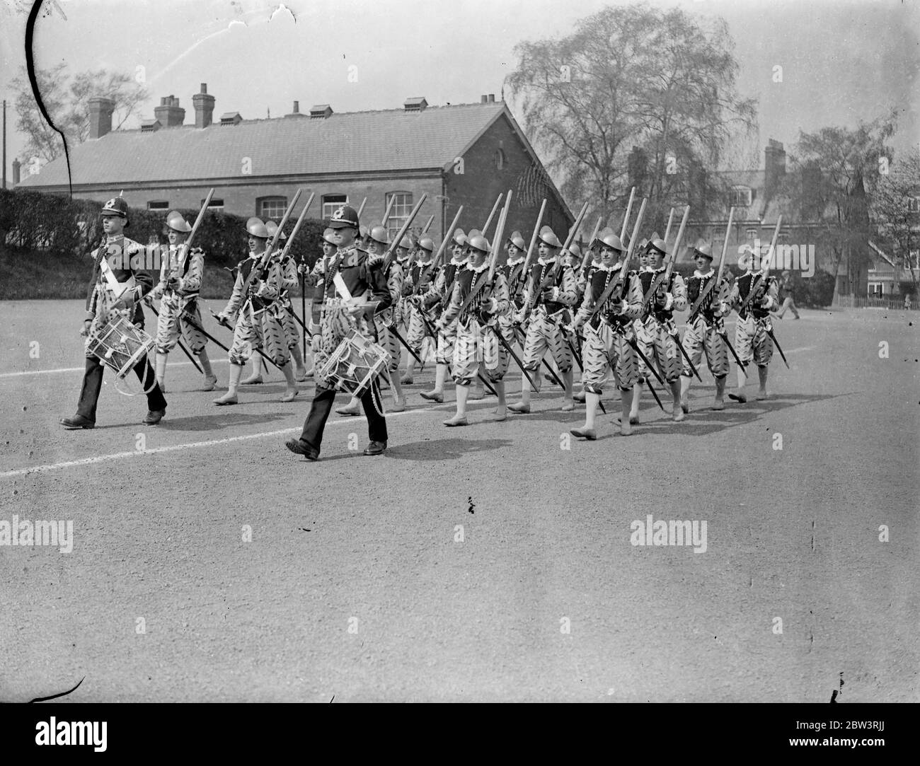 Elisabethanische Musketiere rehears für Royal Tournament . Das 2. Bataillon, das Royal Norfolk Regiment, hielt eine vollständige Probe in Aldershot für den Festzug, der ein Merkmal des Royal Tournament in Olympia sein wird. Foto zeigt, "Musketiere" der elisabethanischen Periode von Trommlern geführt. 30 April 1936 . Stockfoto