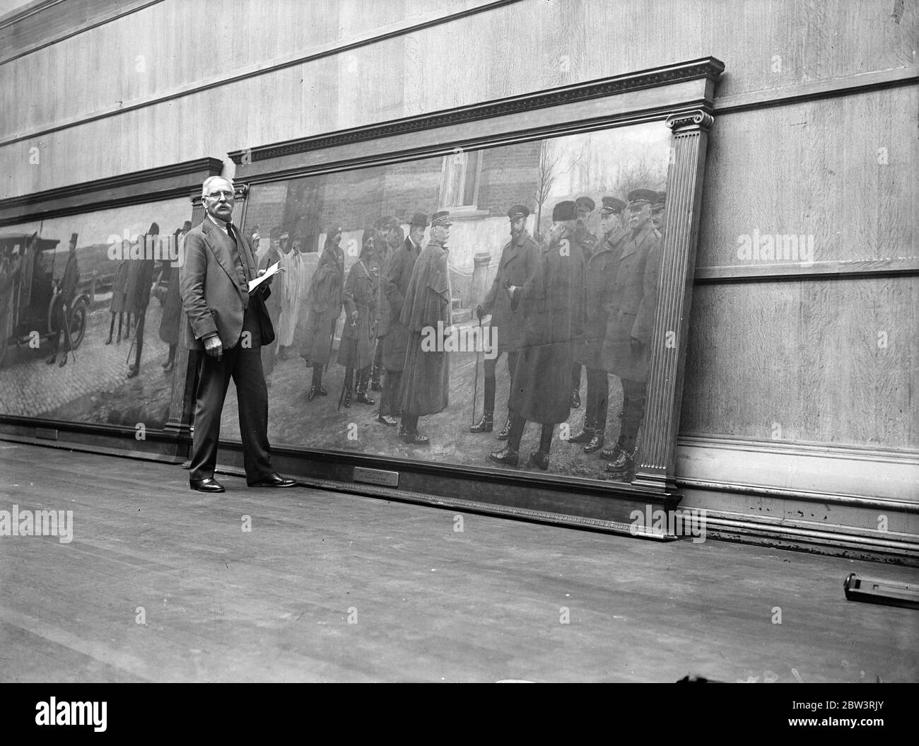 Berühmte Künstler hält Jubiläumsausstellung in Piccadilly Galerien . Herr H A Olivier , der berühmte Künstler , mit dem Gemälde der König an der Front, die speziell vom König für die Ausstellung verliehen wurde , in der Royal Institute Galerien . Dezember 1935 Stockfoto