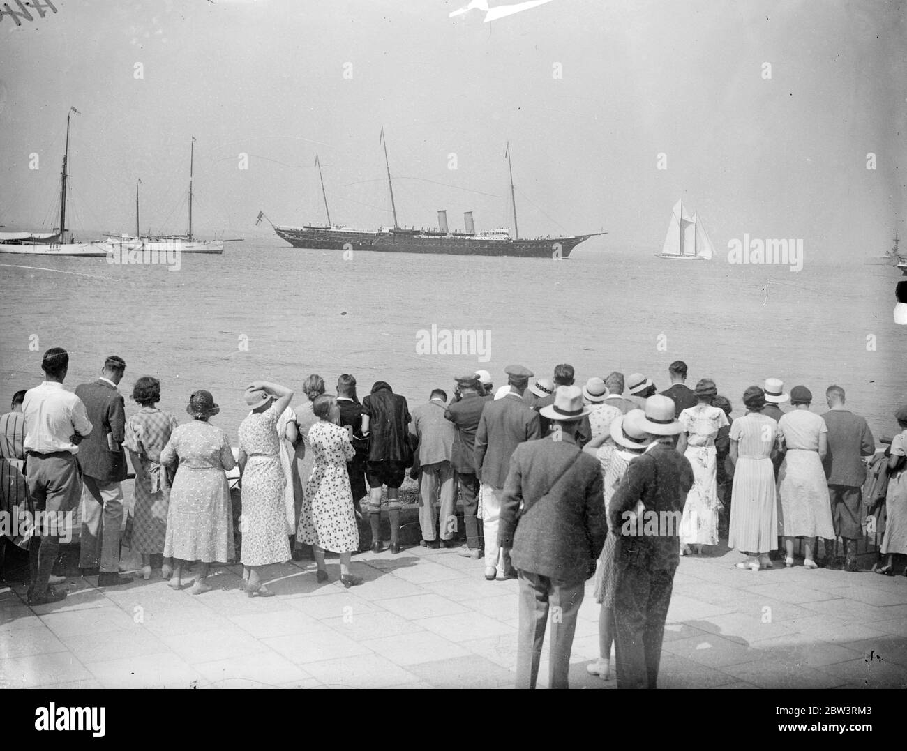 Die King und Queen Bord Royal Yacht für Urlaub über Wasser. Der König und die Königin Ankunft in Cowes an Bord der Royal Yacht, Victoria und Albert. 30 Juli 1935 Stockfoto