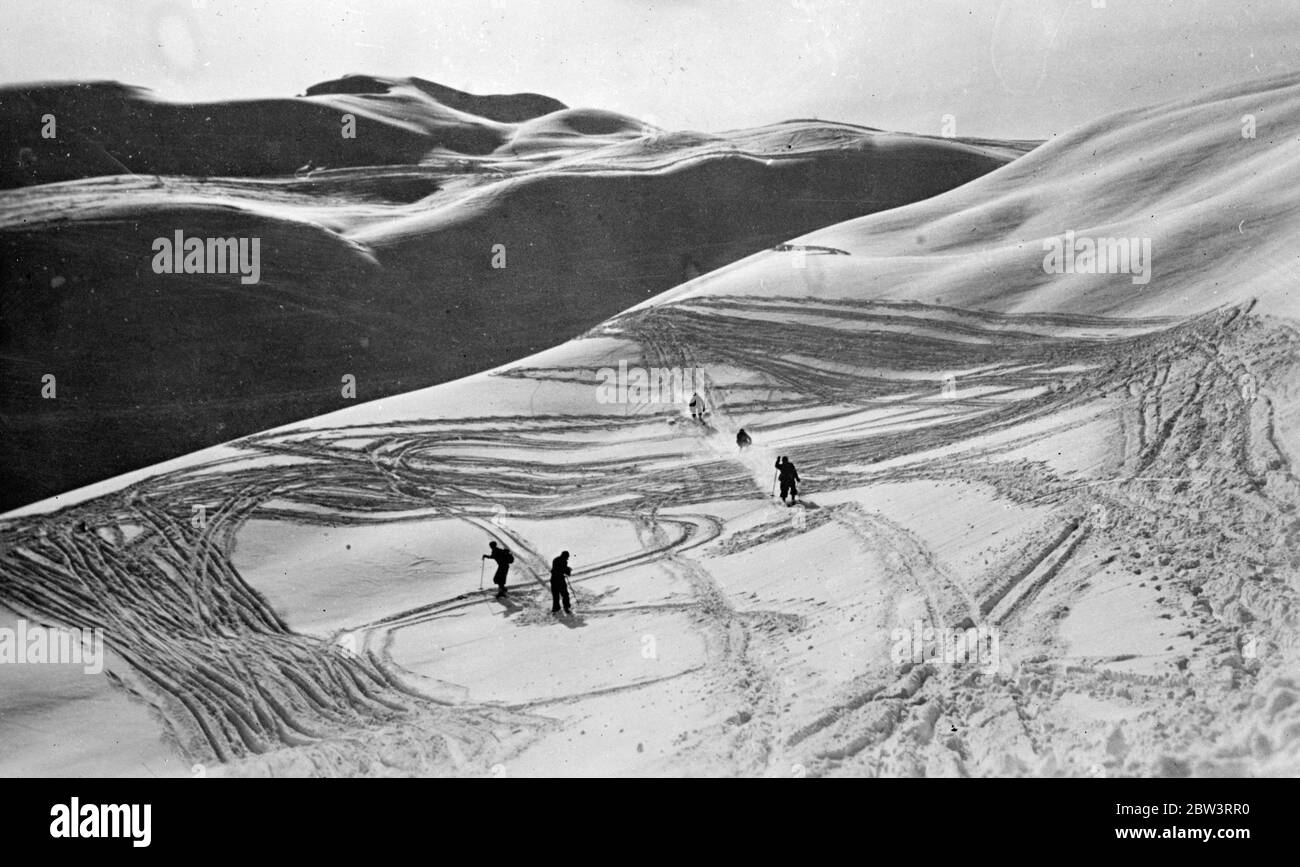In einer Welt von Schwarz und Weiß. Verschlungene Muster mit Skipisten im Schnee der Arlberg-Berge von Österreich gewebt. Dezember 1935 Stockfoto