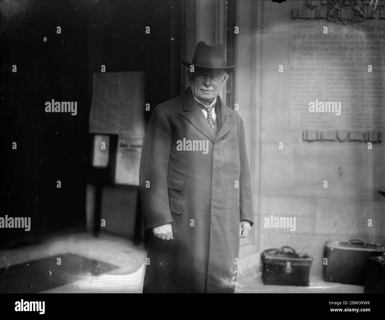 Herr Lloyd George gibt bei der "rüstungskommission" Beweise. Herr Lloyd George gab Beweise, als die Königliche Kommission für die private Herstellung des Waffenhandels ihre Sitzungen in der Middlesex Guildhall, Westminster, wiederaufgenommen hat. Foto zeigt, Herr Lloyd George Ankunft in der Middlesex Guildhall Westminster. Mai 1936 Stockfoto