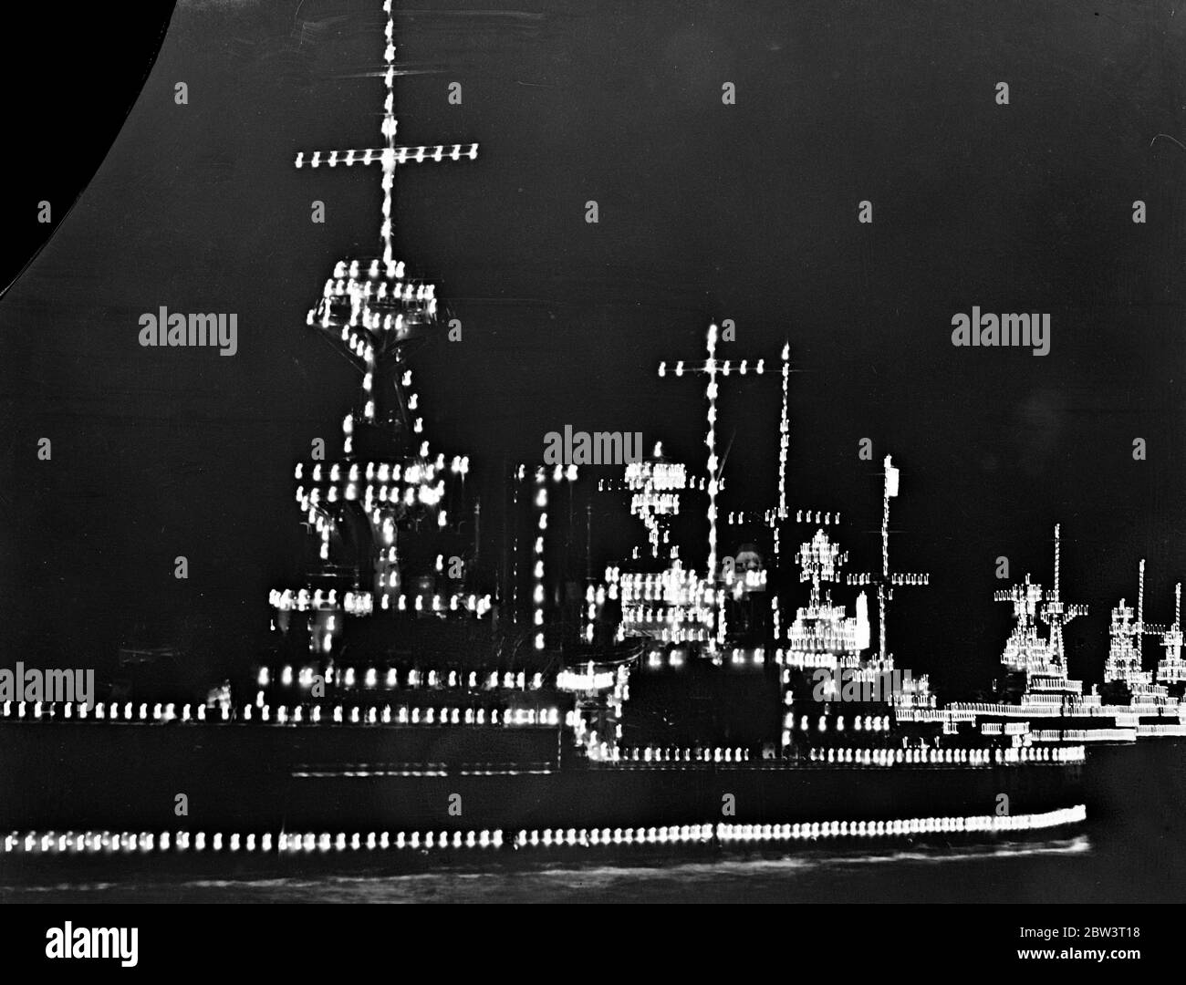 Der König führt seine Flotte zur Schlachtpraxis auf See. Schiffe der Flotte haben mit ihren Illuminationen ausgepflückt. 17 Juli 1935 Stockfoto