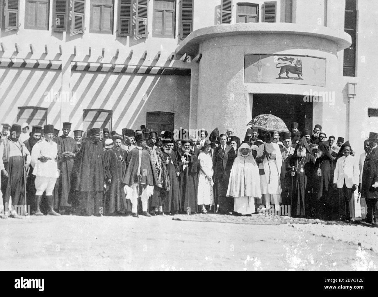 Kaiser von Abessinien und seine Familie im Exil in jerusalem. Der Kaiser von Abessinien mit der Kaiserin Mannen und deren Familienangehörigen sind mit der äthiopischen Kolonie in Jerusalem ins Exil gegangen. Diese Kolonie ist wahrscheinlich die größte Gruppe von Abessiniern im Ausland, mit eigenen Kirchen und Institutionen. Haile Selassie und seine Familie waren schon immer sehr an diesem Außenposten ihres Reiches interessiert. Die Kaiserin besuchte 1933, wenig träumend, dass das Königshaus Zuflucht in der Heiligen Stadt vor einem ausländischen Eindringling suchen würde. Foto zeigt, Kaiserin Menen bei der Widmung des Äthiopiers Jo Stockfoto