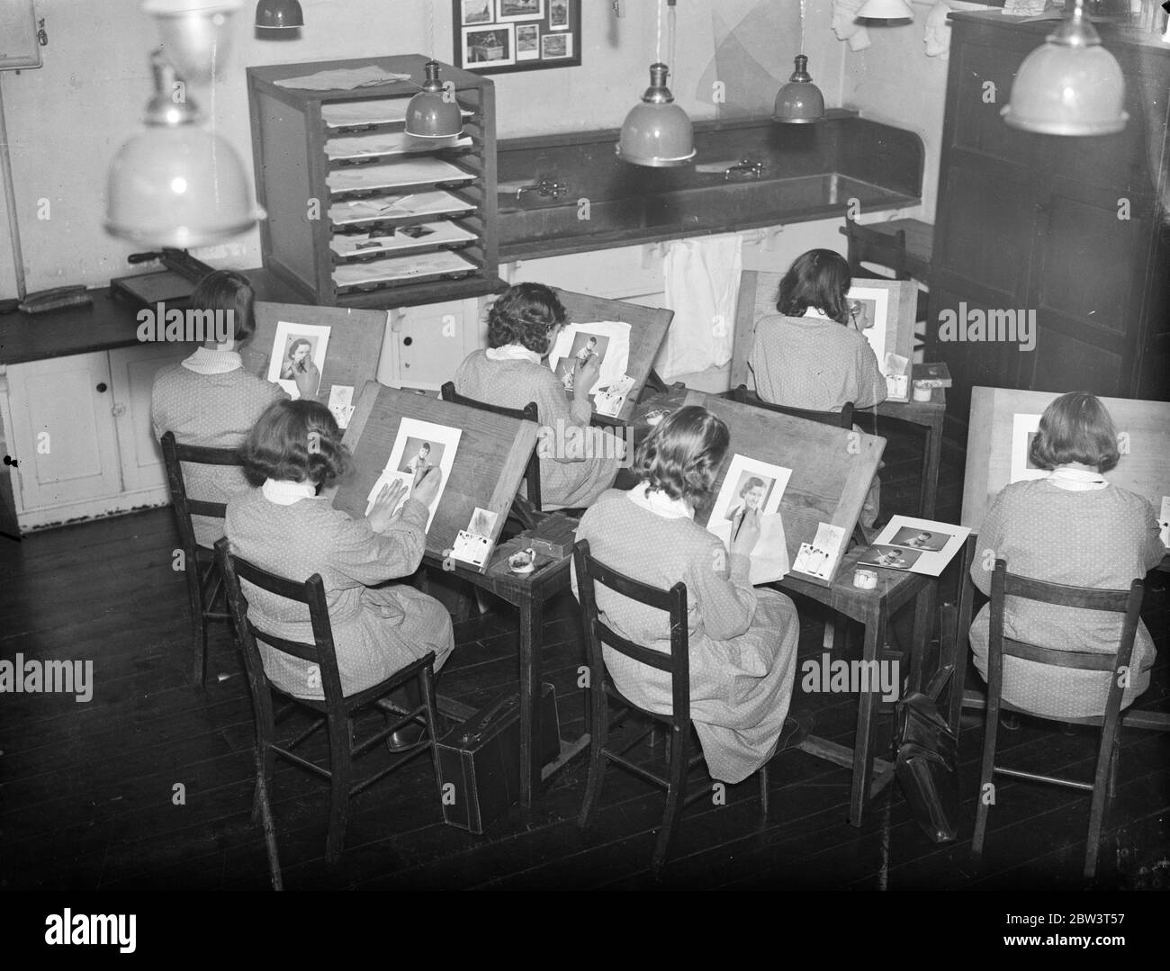 Nur Schule, wo Mädchen gelehrt werden, Fotografen zu sein. Bloomsbury Trade School for Girls , wo Mädchen ausgebildet werden, um qualifizierte Arbeitskräfte in allen Branchen der Industrie zu werden , ist die einzige Mädchenschule in England, wo Fotografie als Handel gelehrt wird . Schüler fungieren als Modelle für die anderen , und dürfen Bilder für weihnachtsgeschenke machen . Foto zeigt, Mädchen lernen, Porträts retuschieren in der Bloomsbury Trade School for Girls, London. 16 Dezember 1935 Stockfoto