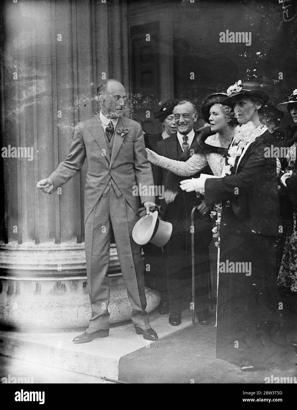 Der Sohn des Luftministers heiratete in London. John Cunliffe Lister, Sohn von Lord Swinton, der Luftminister, und Lady Swinton, war mit Miss Anne Irvine Medlicott, Tochter von Canon R S verheiratet. Medlicott, in St. Peter, Eaton Square. Die Braut trug einen Zweig echter Orangenblüten, die von südafrikanischen Freunden geschickt und von Frau Amyy Mollison auf ihrem Rekordflug vom Kap mitgebracht wurden. Foto zeigt, Lord und Lady Swinton Verlassen der Kirche nach der Hochzeit. 28 Mai 1936 Stockfoto Der Sohn des Luftministers heiratete in London. John Cunliffe Lister, Sohn von Lord Swinton, der Luftminister, und Lady Swinton, war mit Miss Anne Irvine Medlicott, Tochter von Canon R S verheiratet. Medlicott, in St. Peter, Eaton Square. Die Braut trug einen Zweig echter Orangenblüten, die von südafrikanischen Freunden geschickt und von Frau Amyy Mollison auf ihrem Rekordflug vom Kap mitgebracht wurden. Foto zeigt, Lord und Lady Swinton Verlassen der Kirche nach der Hochzeit. 28 Mai 1936 Stockfoto