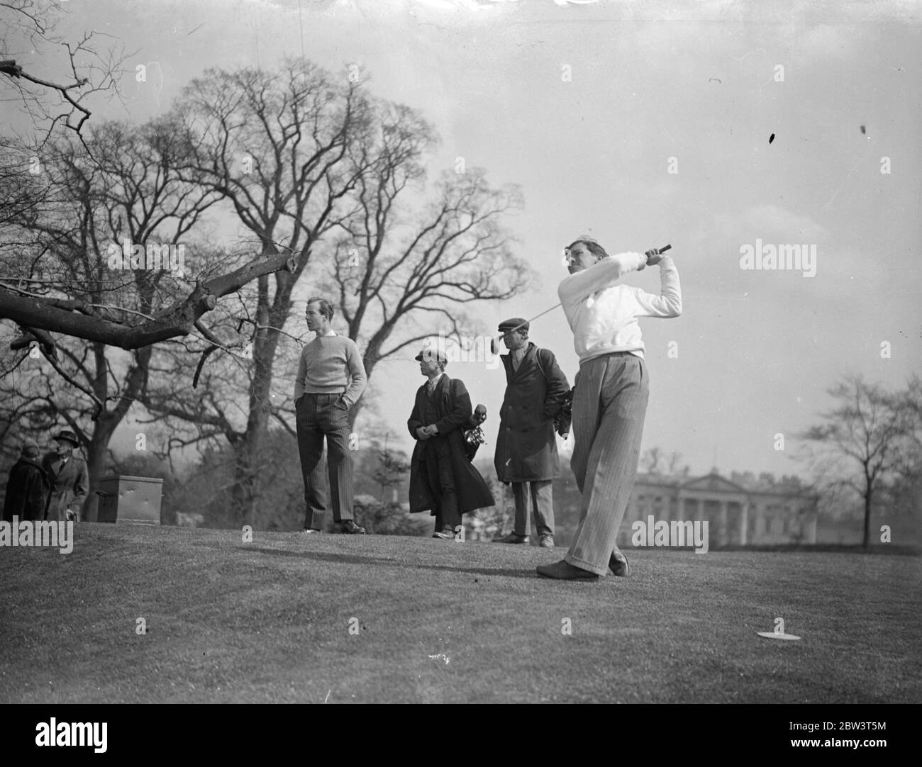 Englische Jungen Golf Kapitän konkurriert in Moor Park. Ein offener Wettbewerb für junge Golfer unter dem Alter von 18 Jahren hat in Moor Park eröffnet, Rickmansworth, Herts. Der Hauptpreis ist der Carris Challenge Cup . Unter den Teilnehmern sind John Langley, der Junge Meister, und J H T Gerste und AGL Lowe, die Kapitän der englischen und schottischen Jungen jeweils in der Internationalen Spiel im August. Foto zeigt, J H T Gerste, englischen Jungen Kapitän 1936, Fahren vom zweiten Tee von John Langley, englischen Jungen Champion beobachtet. 17. April 1936 Stockfoto