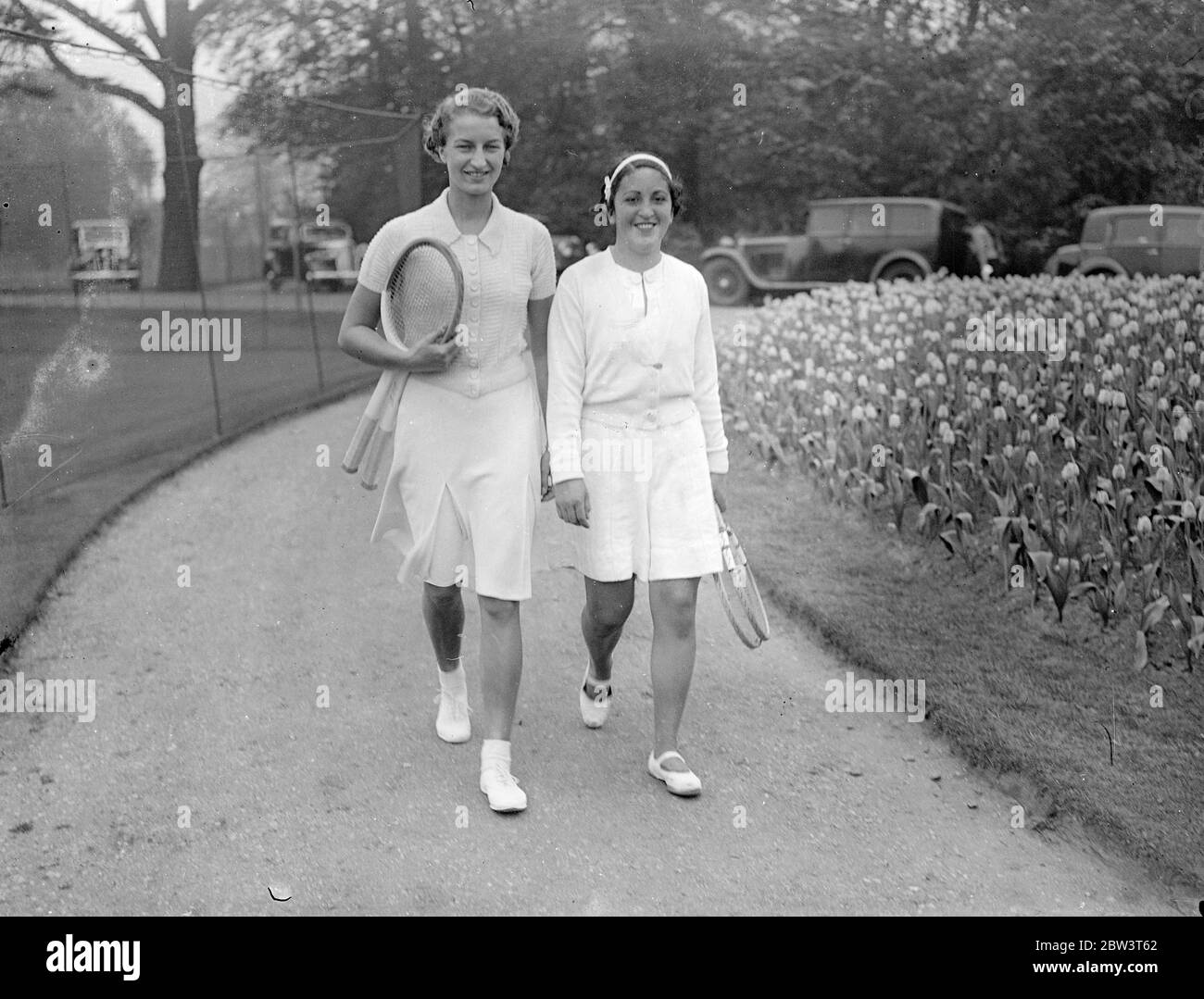 Senorita Lizana und Miss Hardwick treffen sich im Hurlingham Tennis Finale. Die chilenische Tennisspionin Anita Lizana trifft Miss Mary Hardwick im Finale der Frauen-Singles in Hurlingham. Senorita Lizana schlug Frau Strawson im Halbfinale, und Miss Hardwick besiegte Frau M M Moas. Foto zeigt, Miss Mary Hardwick (links) und Snorita Lizana in Hurlingham. Mai 1936 Stockfoto
