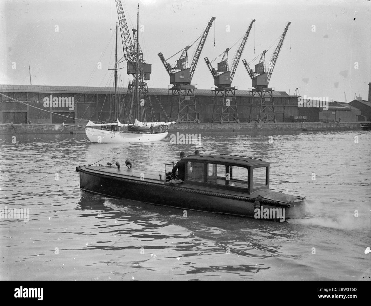 Polizeiwache 'Queen Mary' von den Sehenswürdigkeiten in Southampton. Tausende von Ostern Besucher . Die Polizei von Southampton hatte einen wässrigen Schlag, als Tausende von Osterurlaubern ankamen, um die "Queen Mary" zu inspizieren. Zwei uniformierte Polizisten waren in einem Schnellboot im Einsatz, um unerlaubte Vergnügungsboote daran zu hindern, in das Ocean Dock einzusteigen, wo der riesige Linienschiff liegt. Foto zeigt, uniformierte Polizei Bewachung der Ocean Dock in einem Schnellboot als Vergnügen Dampfer Pässe. 13. April 1936 Stockfoto