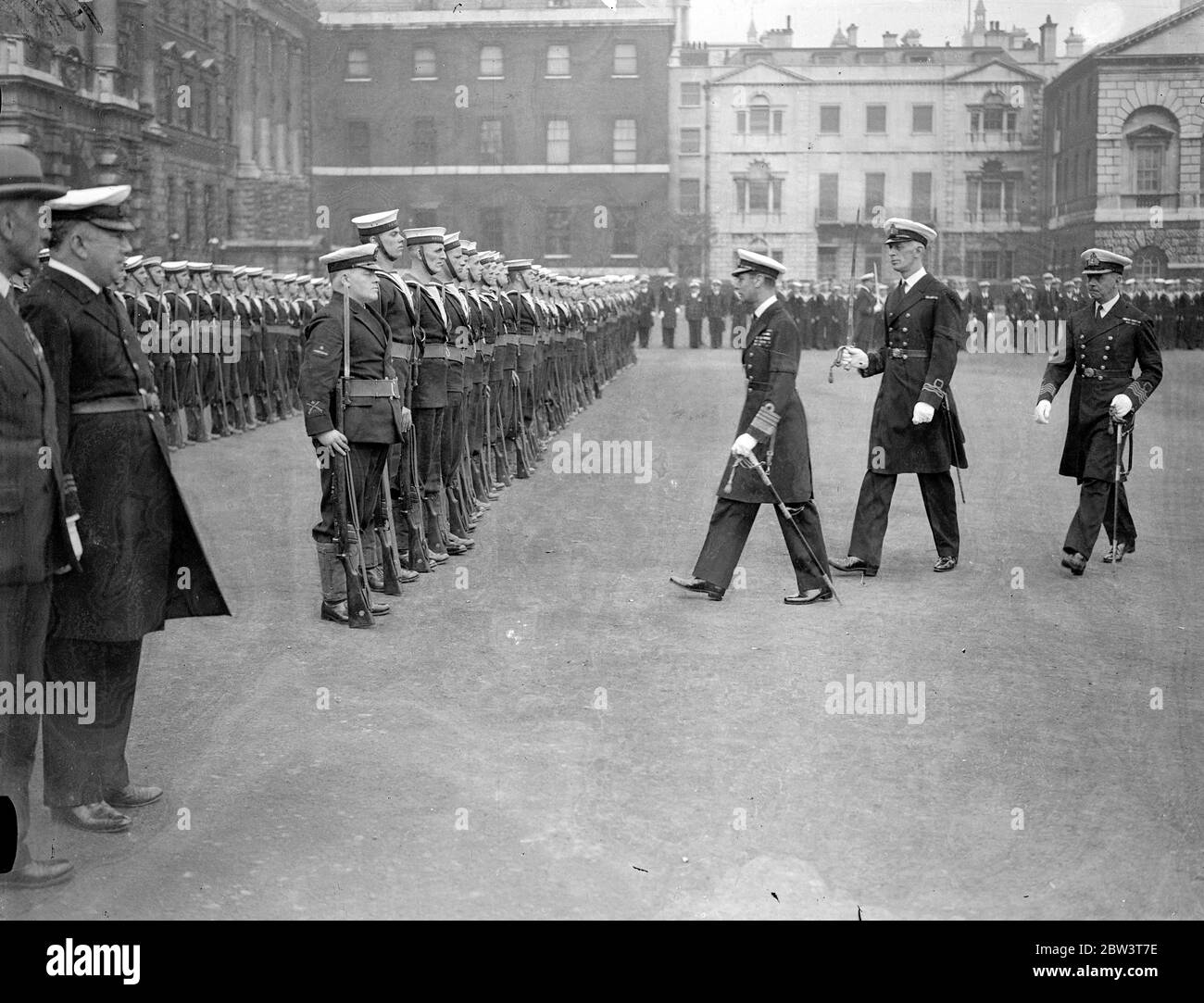 Duke of York inspiziert die Royal Naval Volunteer Reserve Association auf Horse Guards . Der Herzog von York, als Admiral, inspizierte Mitglieder der Royal Naval Volunteer Reserve Association auf der Horse Guards Parade, Whitehall. Foto zeigt, der Herzog von York inspiziert die Linien. Mai 1936 Stockfoto