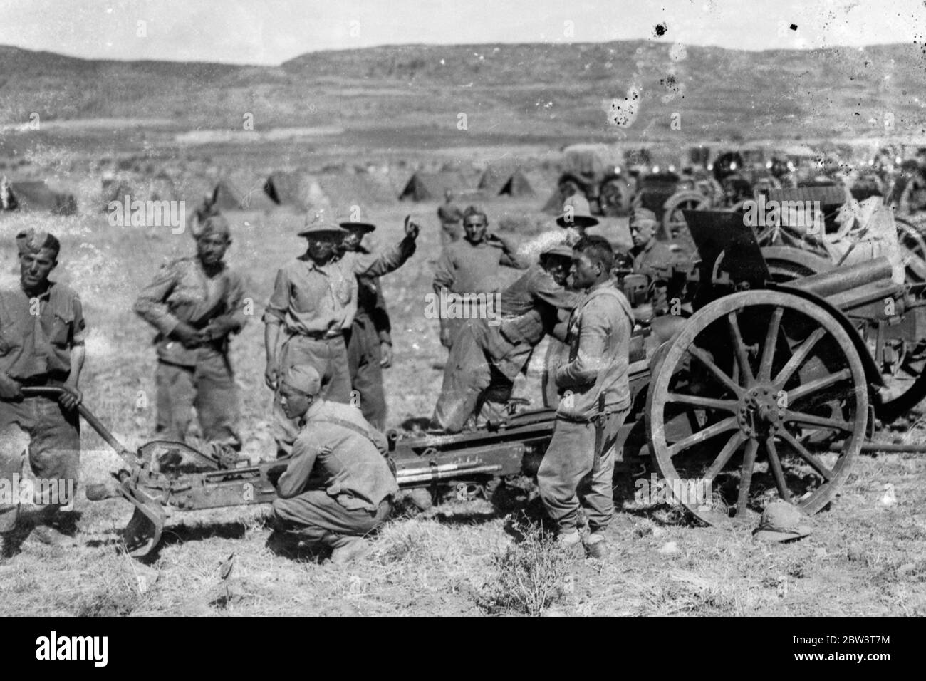 Italienische Artillerie in Position an der Frontlinie . Diese Bilder wurden per Flugzeug von Ray Houssean, Stabfotograf an der italienischen Nordfront, empfangen, wo Abessinier berichten, einen entschlossenen Angriff auf Makale gemacht zu haben und italienische Truppen zum Rückzug nach Adigrat veranlasst zu haben. Foto zeigt, 75 MM Kanone in Position bei Doghea, in der Nähe von Makale, auf der italienischen Front. 1935 Stockfoto