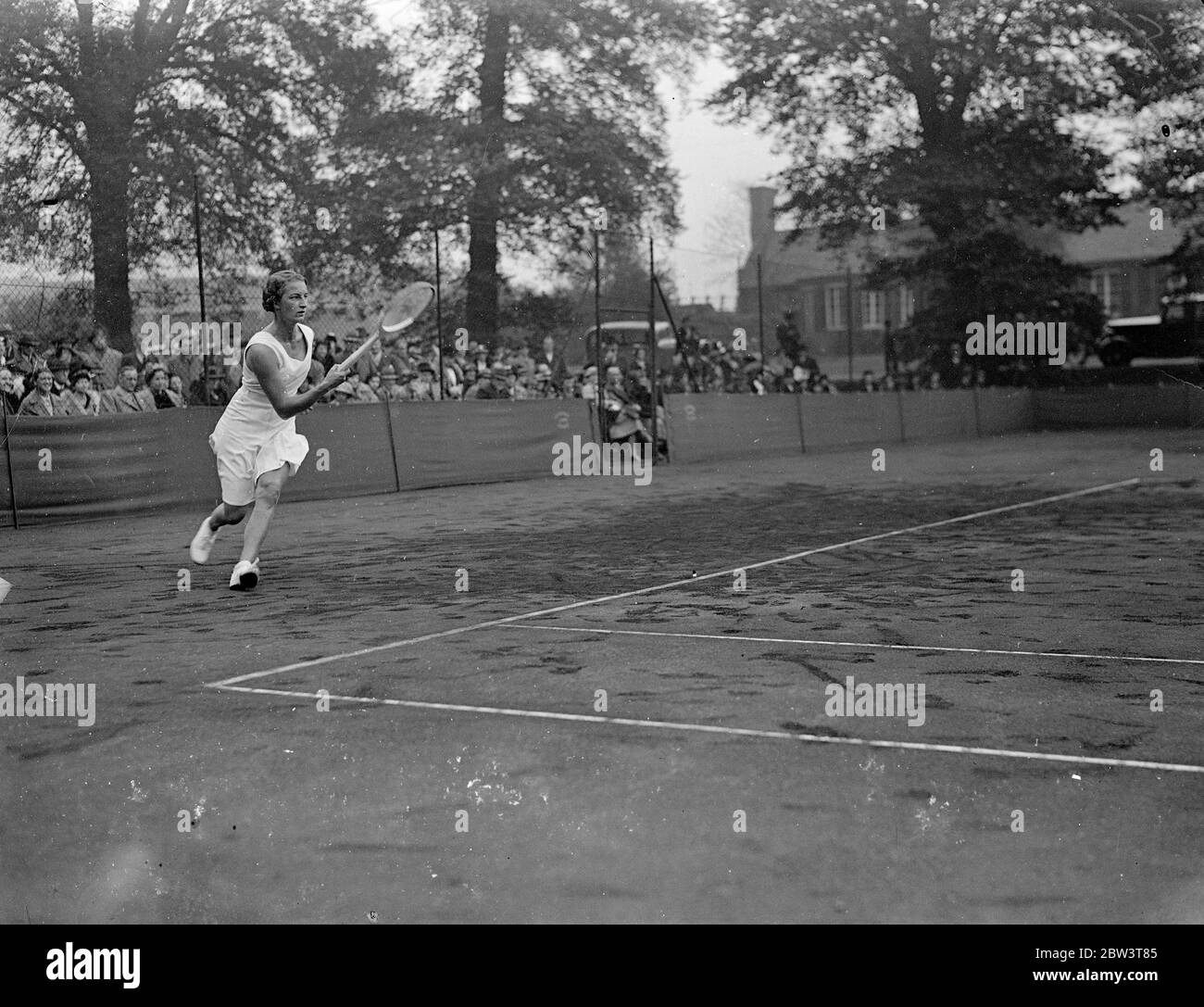 Senorita Lizana und Miss Hardwick treffen sich im Hurlingham Tennis Finale. Die chilenische Tennisspionin Anita Lizana trifft Miss Mary Hardwick im Finale der Frauen-Singles in Hurlingham. Senorita Lizana schlug Frau Strawson im Halbfinale, und Miss Hardwick besiegte Frau M M Moas. Foto zeigt, Miss Hardwick im Spiel gegen Senorita Lizana in Hurlingham. Mai 1936 Stockfoto