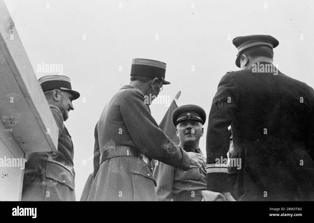 Rote Armee führt ihre größten Manöver . Beobachtet von französischen und tschechischen Vertretern . K E Woroschilow, der sowjetische Kommissar für Verteidigung, im Gespräch mit der französischen Militärdelegation bei den Manövern. 1935 Stockfoto