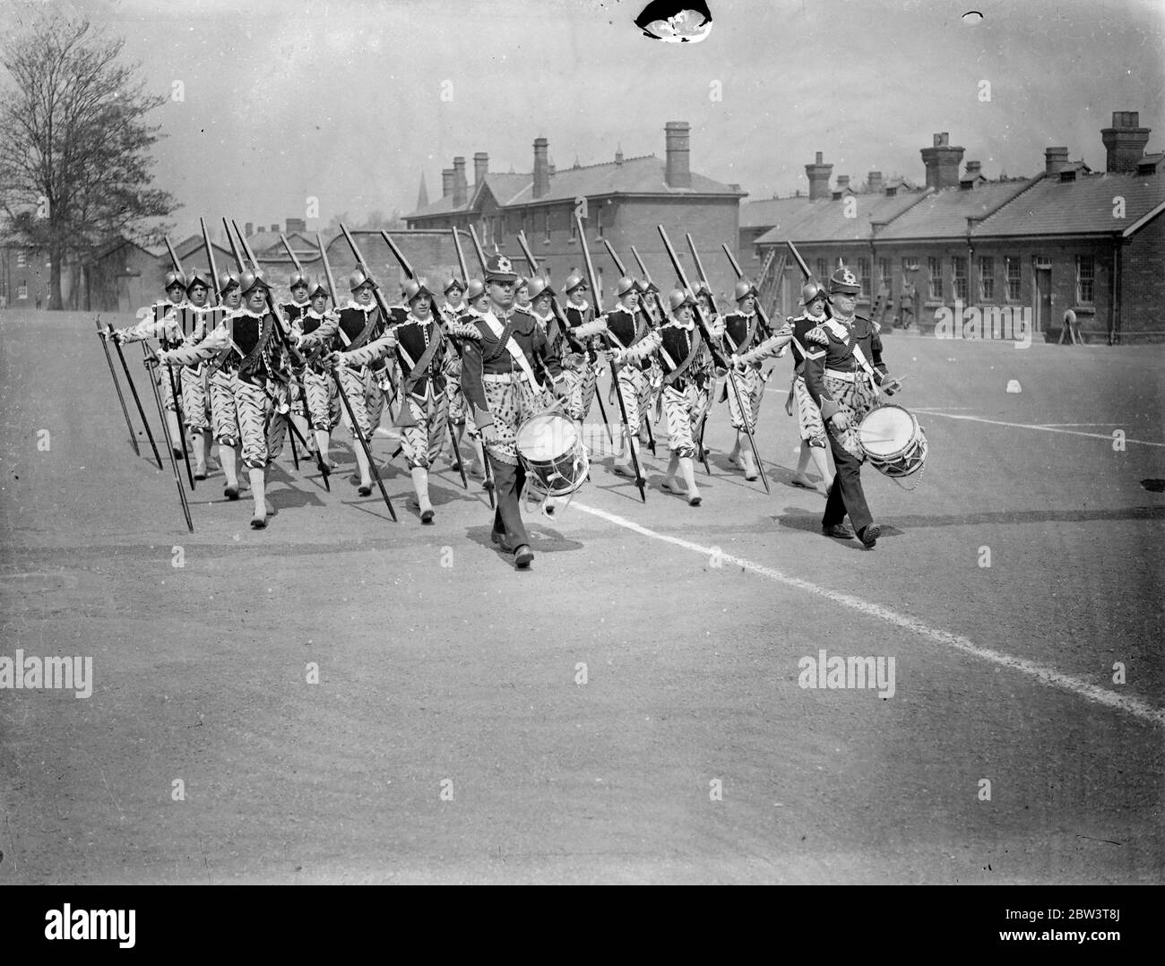 Elisabethanische Musketiere rehears für Royal Tournament . Das 2. Bataillon, das Royal Norfolk Regiment, hielt eine vollständige Probe in Aldershot für den Festzug, der ein Merkmal des Royal Tournament in Olympia sein wird. Foto zeigt, "Musketiere" der elisabethanischen Periode von Trommlern geführt. 30 April 1936 . Stockfoto