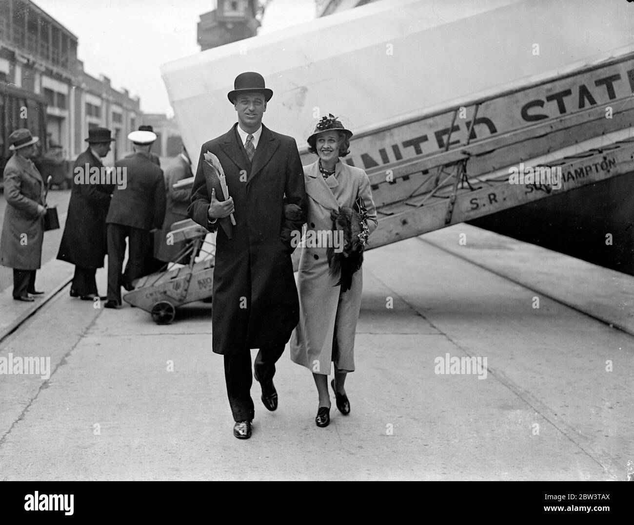 Sohn des amerikanischen Präsidenten Segel für zu Hause. Herr James Roosevelt, Sohn von Präsident Franklin D Roosevelt der Vereinigten Staaten, segelte nach Hause auf dem Linienschiff, SS Manhattan aus Southampton begleitet von seiner Frau. Herr Roosevelt war auf einer Geschäftsreise in England. Foto zeigt, Herr und Frau James Roosevelt in Southampton bei der Abreise. Mai 1936 Stockfoto