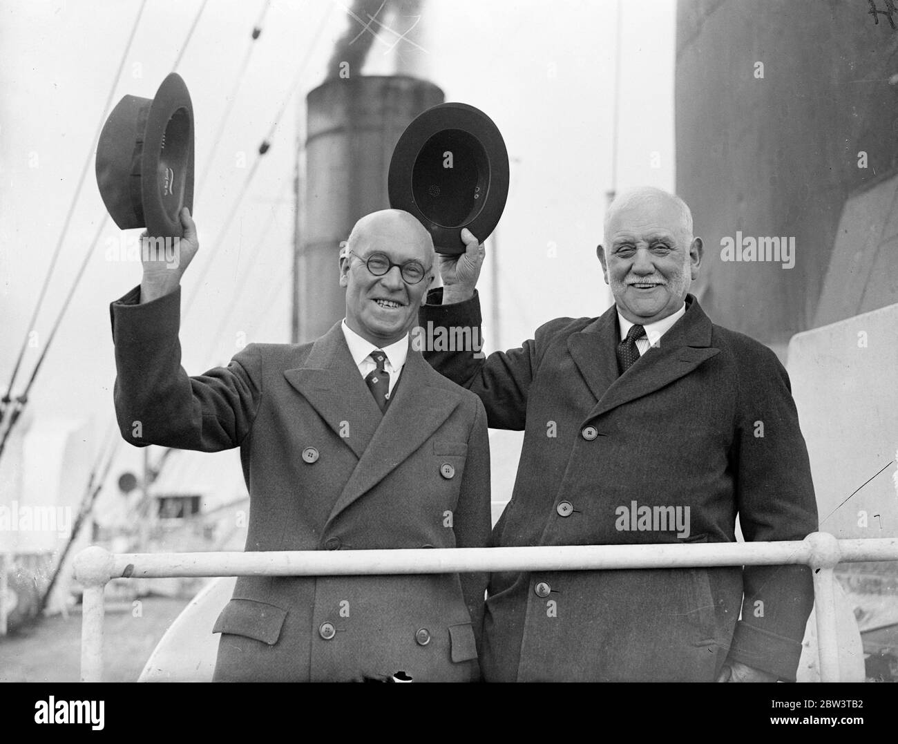 Dr. George Lansbury und Dr. Alfred Salter kommen aus Amerika nach Hause. Herr George Lansbury MP und Dr. Alfred Salter kamen nach ihrer Vortragsreise in Amerika auf dem Liner Berengaria in Southampton an. Foto zeigt, Herr Georghe Lansbury und Dr. Alfred Salter bei der Ankunft in Southampton. Juni 1936 Stockfoto