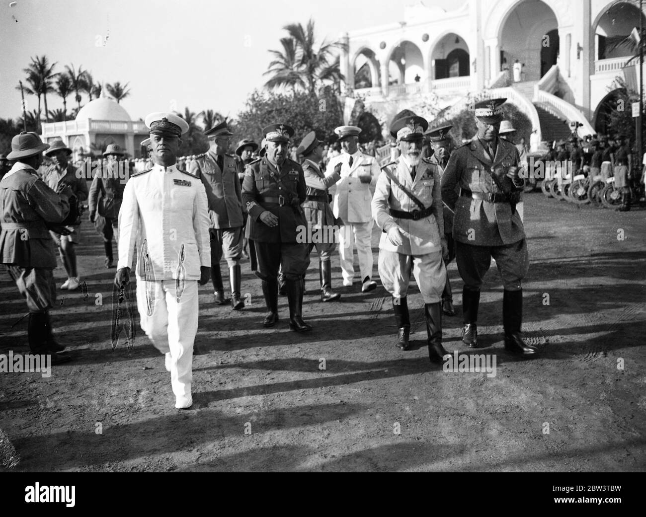 Abfahrt von de Bono aus Massara begleitet von General Gabba, Stabschef (rechts) zum Start, die ihn auf das Schiff für Italien nahm. Im Hintergrund der Palast der Gouverneure. 1935 Stockfoto