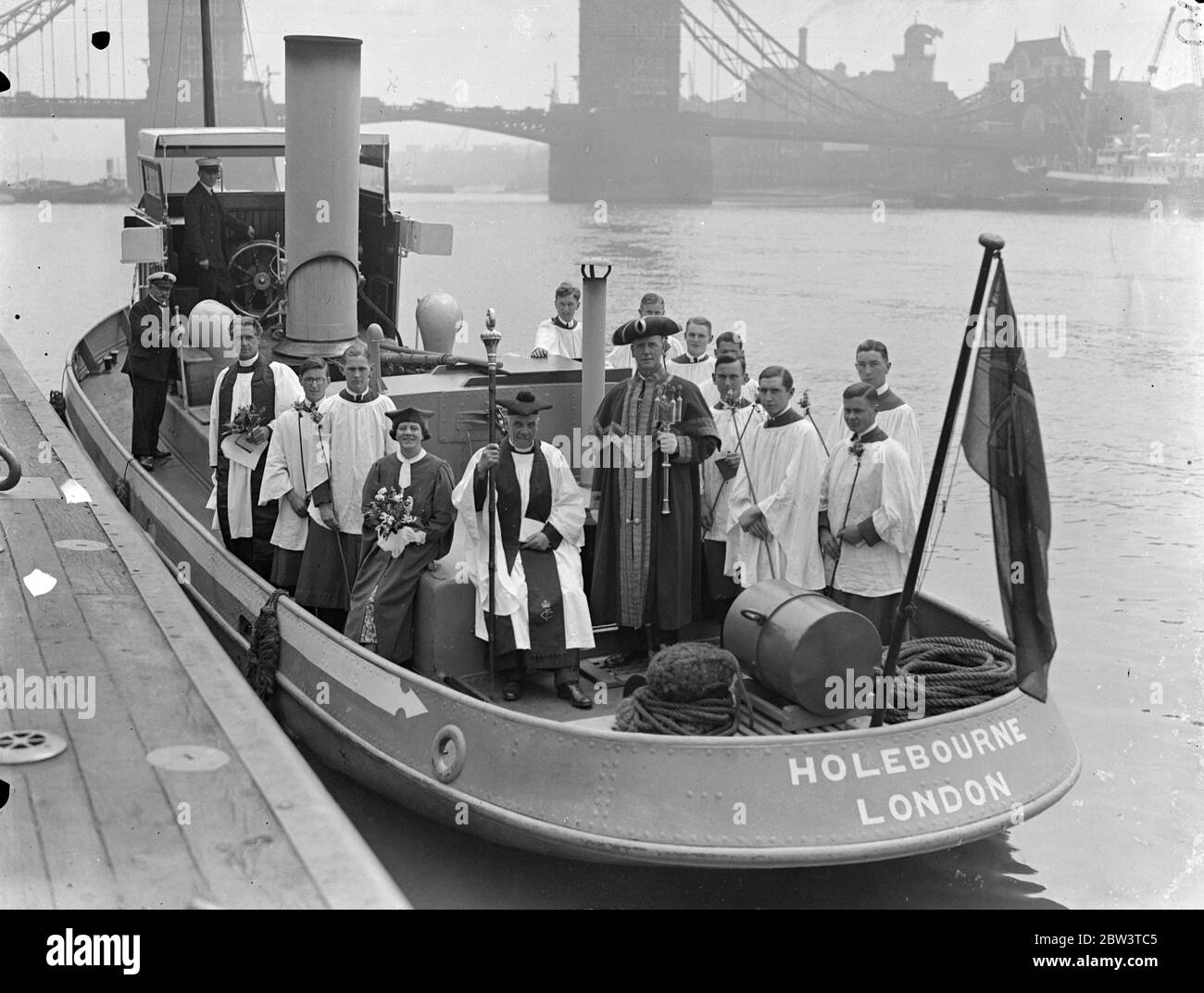 Die Schlagen Grenzen von St. Dunstan ' s in East Church wurde durchgeführt. Ein Schlepper wurde verwendet, um die Partei in die Mitte der Themse am Tower Pier zu nehmen, wenn die Zeremonie der Schlagen der Grenzen von St Dunstan ' s in der Ostkirche durchgeführt wurde. Foto zeigt die Zeremonie an Bord des Schlepper. 25 Mai 1936 Stockfoto