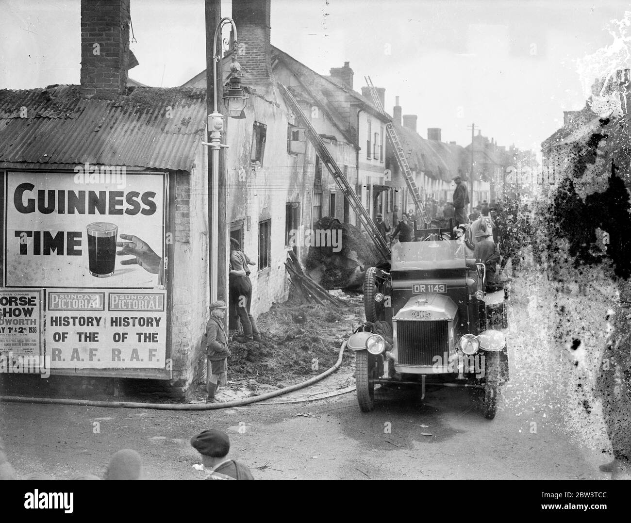 Vier strohgedeckte Hütten brennen in Andover im großen Feuer. Vier Strohdche Hütten brannte wütend in einem der schlimmsten Feuer in Andover gesehen ( Hampshire ) für 35 Jahre . Während Dutzende von Helfern versuchten, die Möbel der zum Tode verurteilten Hütten zu retten, strebten Feuerwehrleute an, um zu verhindern, dass sich die Flammen auf viele andere strohgedeckte Hütten in der Nähe ausbreiteten. 18 Menschen sind aufgrund der Flammen obdachlos, herr und frau Bacon , eine der Familien, die ihr Zuhause verloren haben, hat sechs Kinder. Foto zeigt, Feuerwehrleute bei der Arbeit auf der Flamme. Mai 1936 Stockfoto