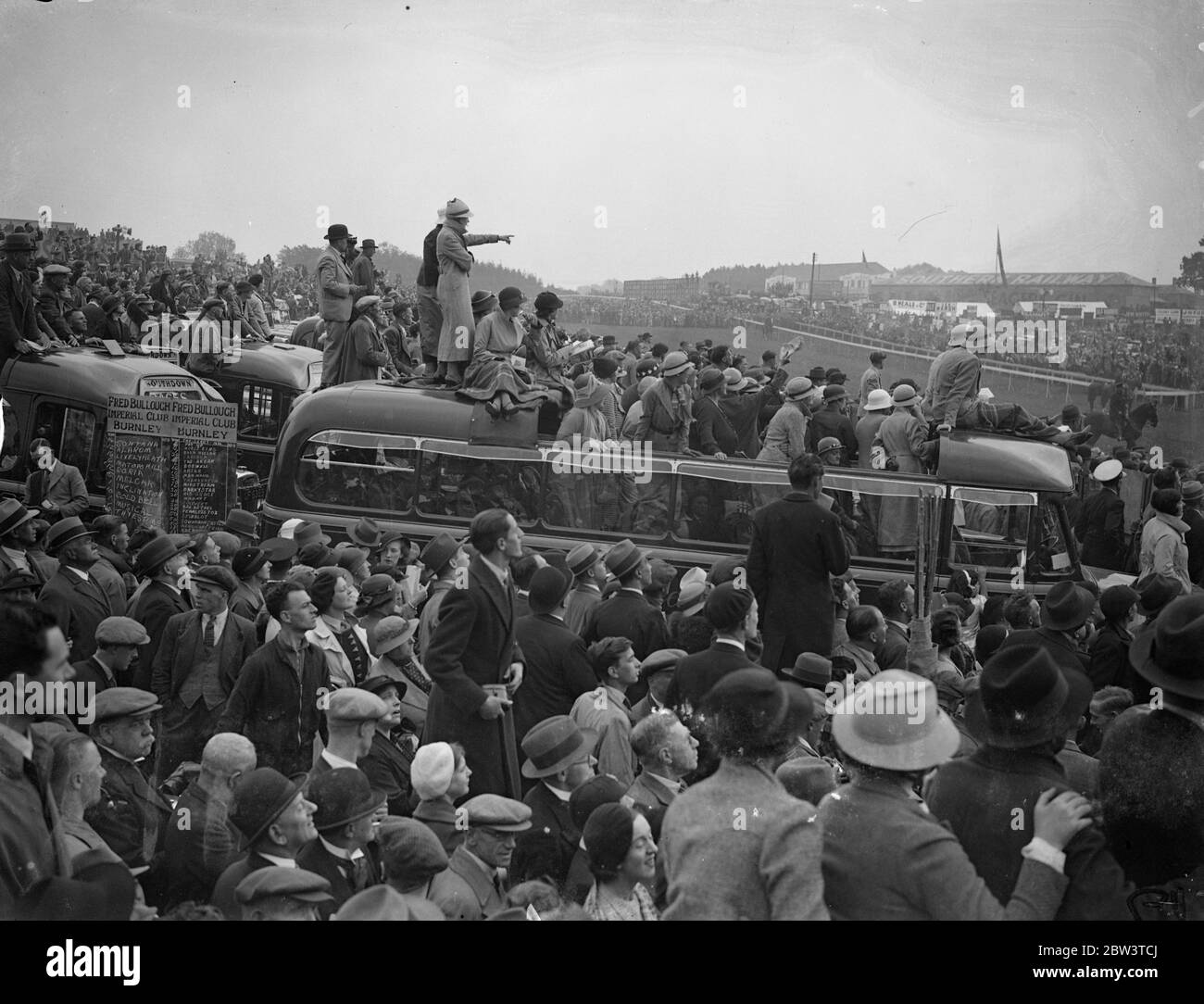 Riesige Menschenmassen auf dem Derby Course. Riesige Menschenmengen auf der Derby-Strecke in Epsom zur richtigen Zeit für das große Rennen. 27 Mai 1936 Stockfoto