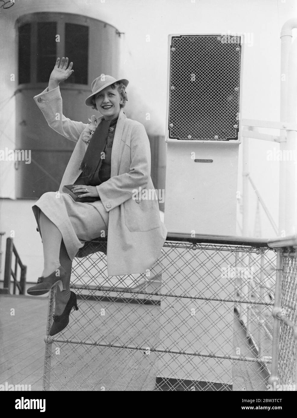 Cora Goffin, die bekannte britische Comedy-Schauspielerin, winkt der Kamera an Bord des Schiffes zu. Stockfoto