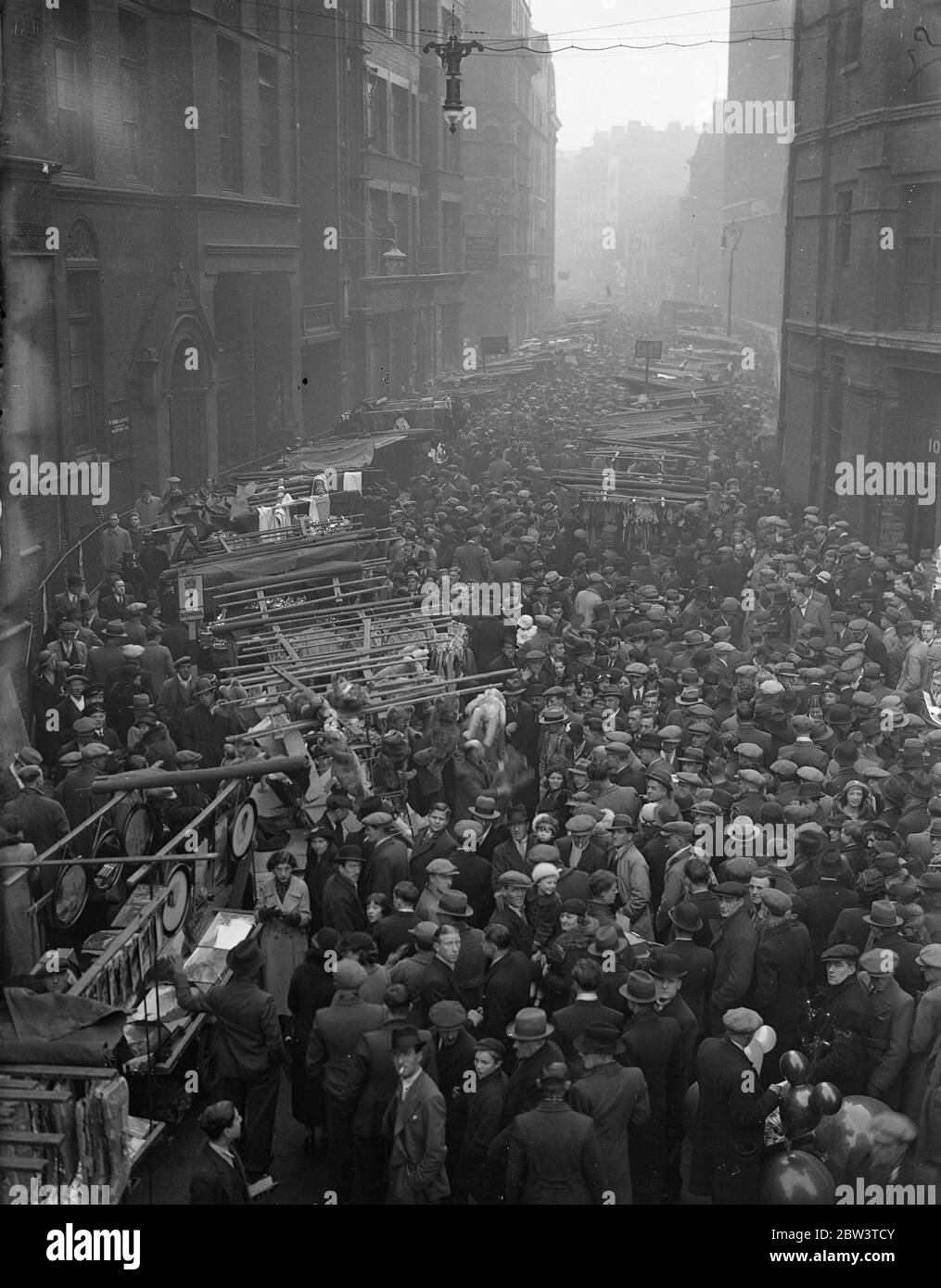Weihnachtseinkäufer Pack Middlesex Street . Die riesige Weihnachtseinkäufe Menge in Middlesex Street. Dezember 1935 Stockfoto