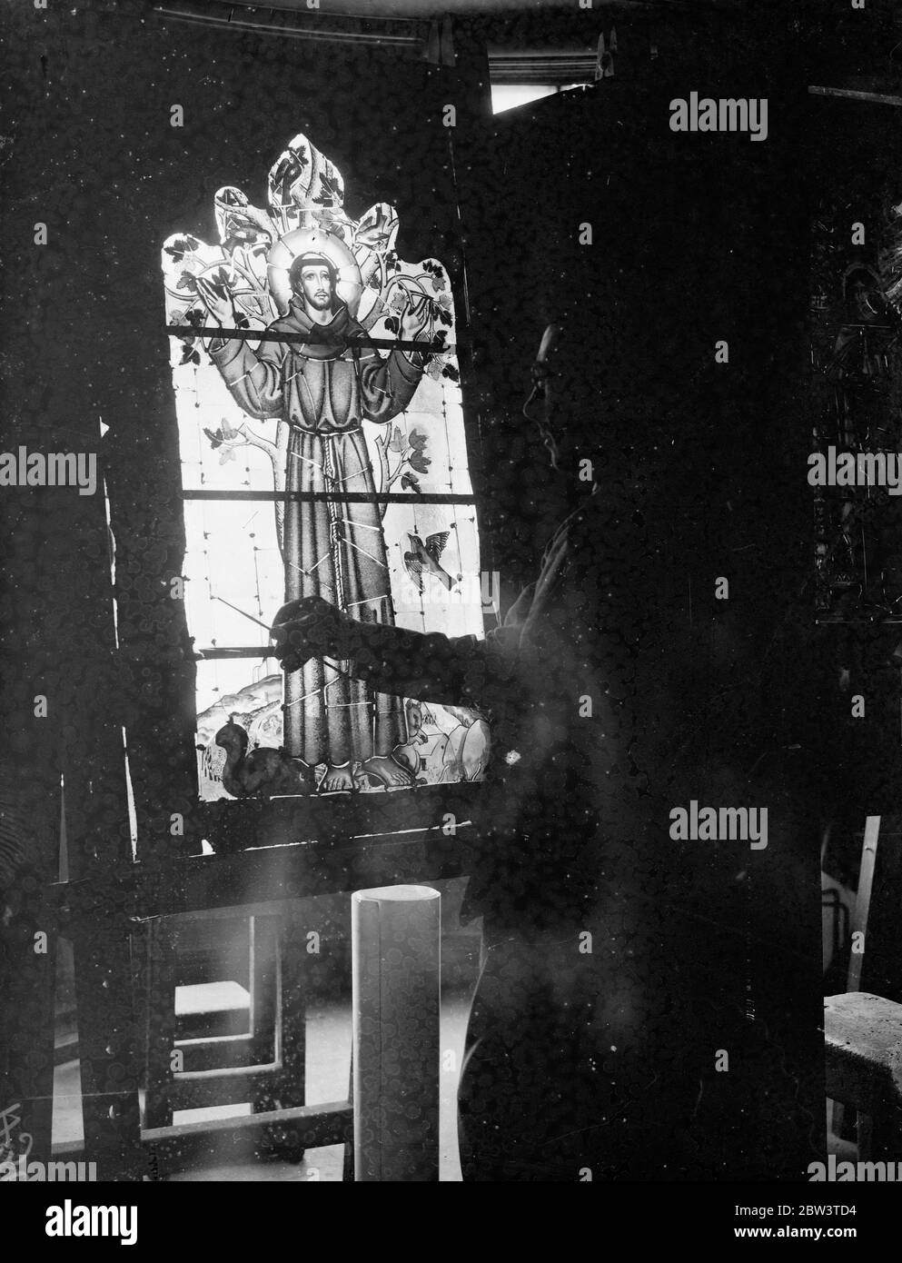 Berühmte Londoner Künstler entwirft Fenster für Christ 's Hospital Girls School . Herr James Hogen bei der Arbeit in seinem Londoner Studio am Buntglasfenster für Christ 's Hospital Girls School . 27. September 1935 Stockfoto