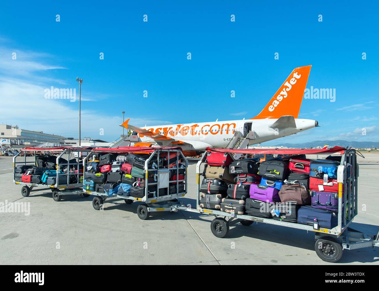 EasyJet Flugzeug auf dem Asphalt am Flughafen Palma mit Gepäckanhänger Stockfoto