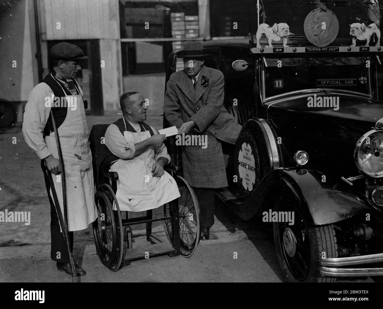 Auto mit Modellen von Schlachtfeldern startet Tour durch Großbritannien. Captain Leonard Baynes wird von den Patienten aus dem Star and Certer Home entfernt. 25. Oktober 1935 Stockfoto