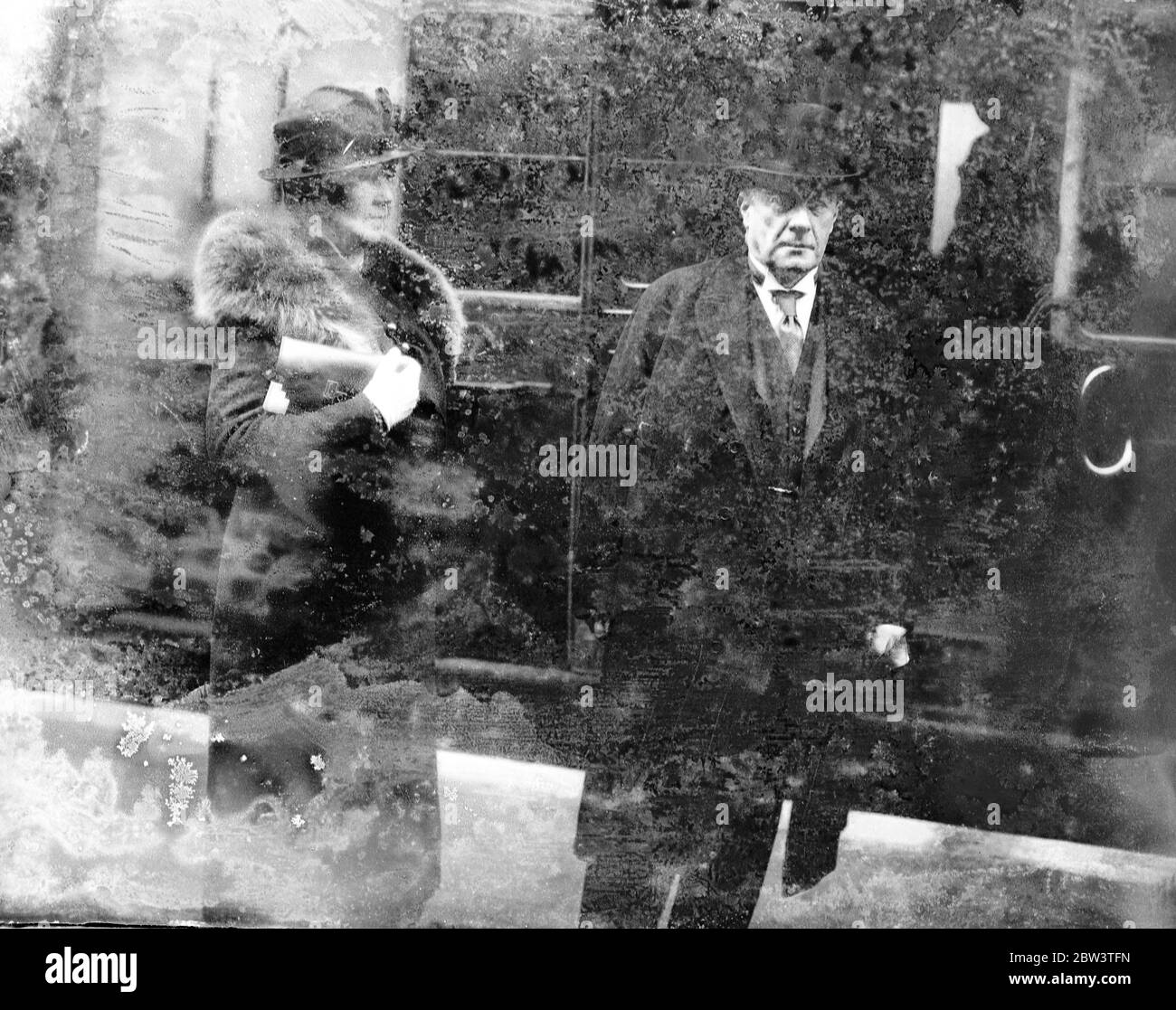 Premier verlässt den Wahlkampf in Bewdley zu öffnen. Stanley Baldwin und Frau Baldwin bei seinem Abgang aus Paddington . 19. Oktober 1935 Stockfoto