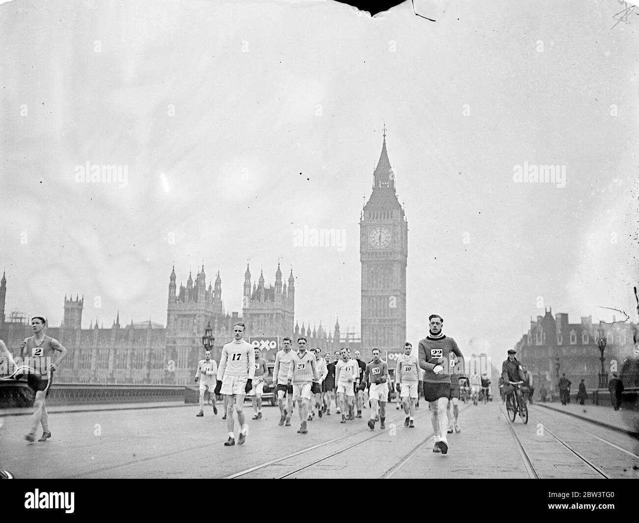 London nach Brighton Walk beginnt in Westminster . Als Big Ben 6 UHR MORGENS schlug, starteten die Teilnehmer von Westminster auf dem jährlichen Stock Exchange Walk von London nach Brighton. Foto zeigt, der Start von Big Ben bei 6 a m. Mai 1936 Stockfoto