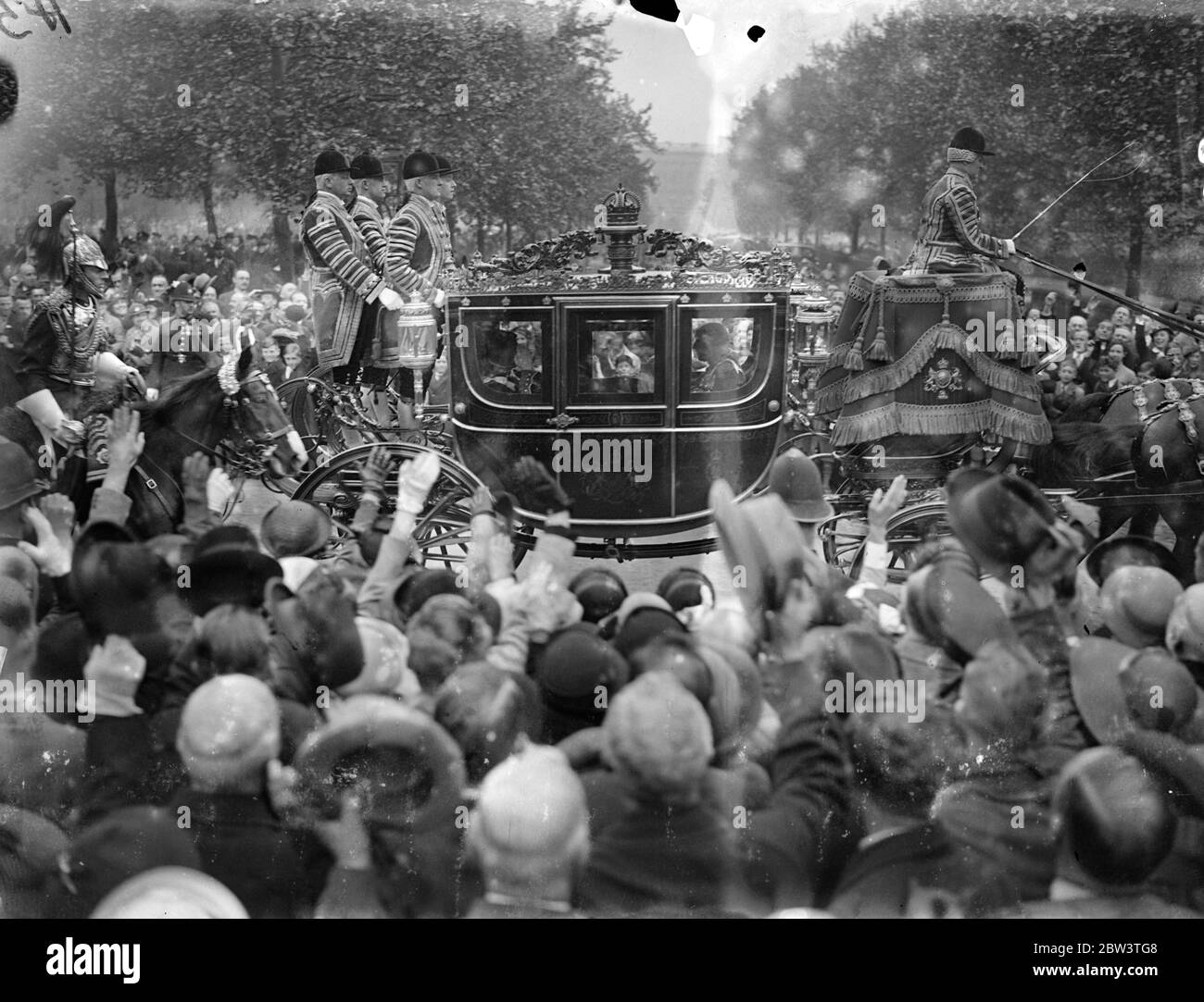 King's erster Staatsfahrt durch London. Der König machte seine erste Staatsfahrt durch London, als er in einem goldenen Staatswagen ritt, gezogen von vier Pferden, vom Buckingham Palace bis zum St. Jame' s Palace, um den zweiten Deich seiner Herrschaft zu halten. Foto zeigt, der König im Staatsbus, wie er aus Buckingham Palace fuhr. 26 Mai 1936 Stockfoto