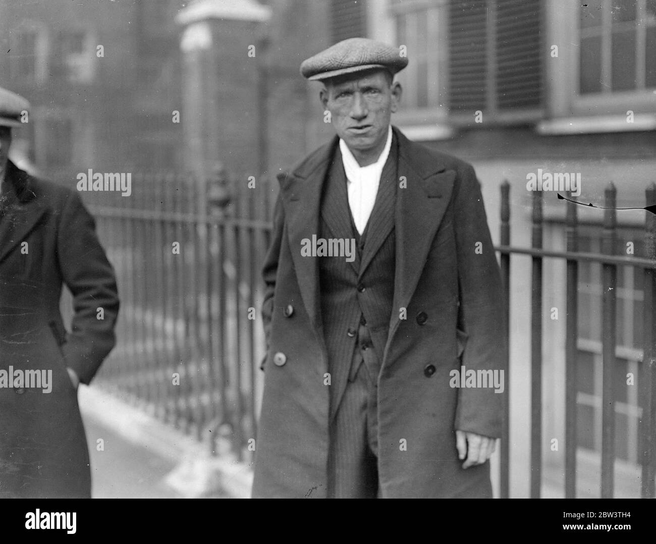 "Down and Out" besucht Anwälte, um Anspruch auf Vermögen von Islington Road Sweeper verlassen etablieren. Herr Edward Merrill, der Mann gefunden, sitzend in Birdcage Walk, Westminster, besuchte die Anwälte, um seine Ansprüche auf die £ 2, 000 Hort von Banknoten, Gold und Silber von James Linkerson, einem pensionierten Islingtonroad Kehrmaschine verlassen. Ein Wille wurde gefunden, in dem Linkerson alle seine Sachen zu Edward Merrill, ein Neffe, ein down and out Ex-Soldat. Foto zeigt, Herr Edward Merrill Verlassen der Anwalt ' s in Lincoln ' s Inn mit einem Neffen, Herr A S Butler. . 28. November 1935 Stockfoto