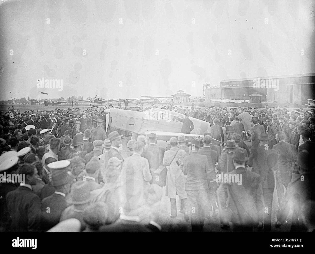 Amy Mollison landet in Croydon - Platten zerbrochen. Die riesige Menschenmenge um Frau Mollison 's Flugzeug, nachdem sie in Croydon gelandet war. 15 Mai 1936 Stockfoto