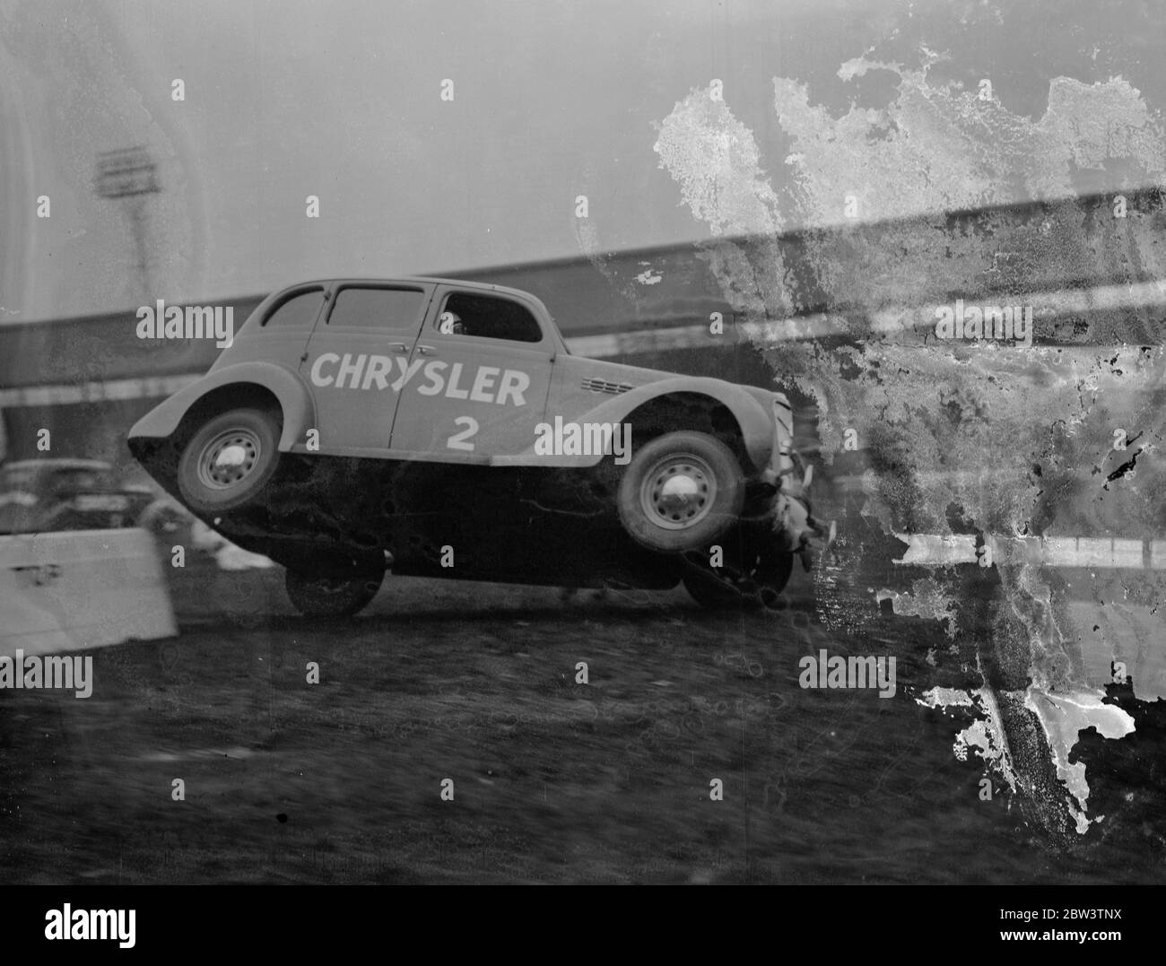 Hell-Fahrer testen Autos in White City . Das Auto zerschlug sich auf seiner Seite, als der Höllenfahrer absichtlich in White City umkippt. 16. Oktober 1935 Stockfoto