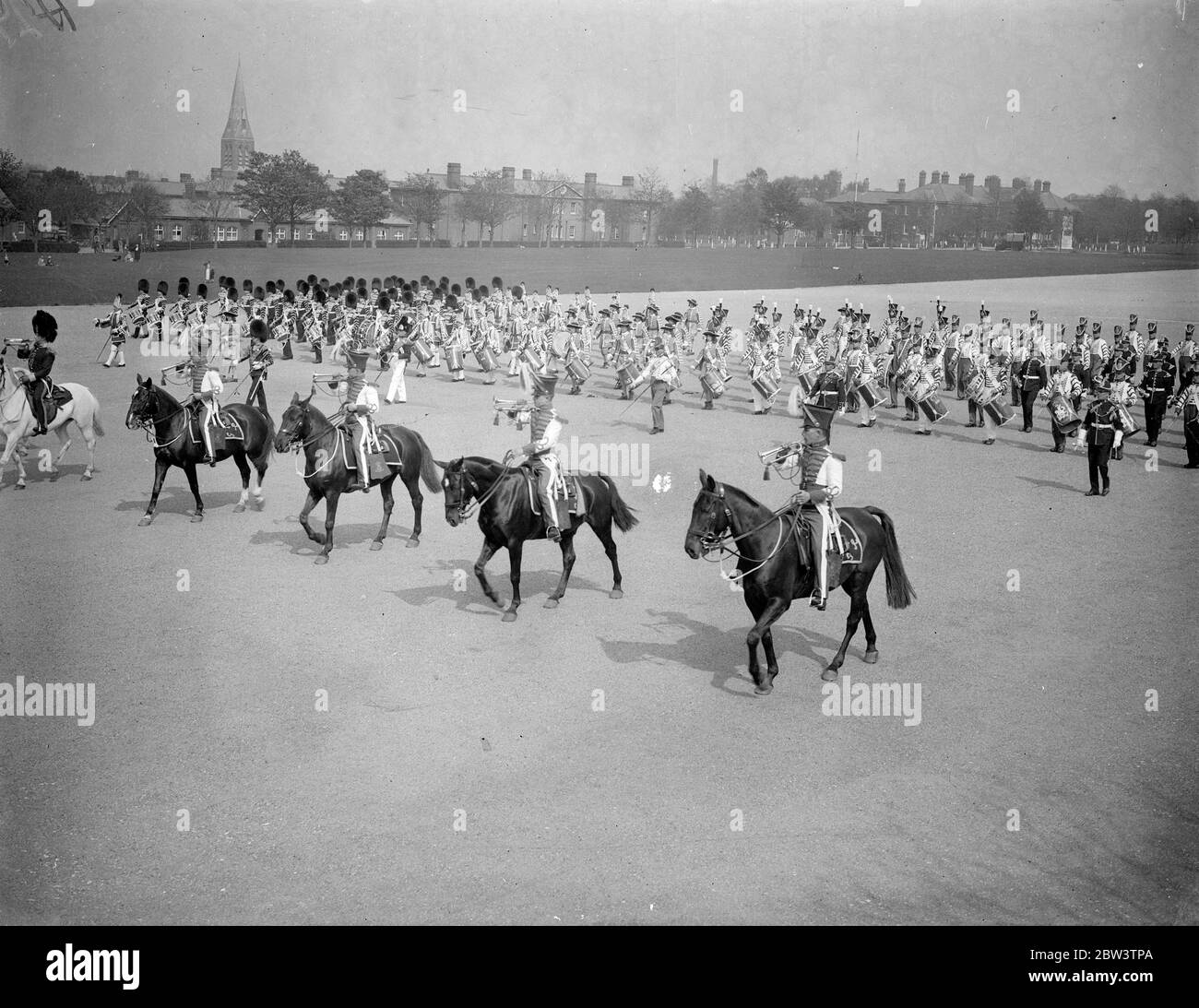 Musik der Trommeln für Aldershot Tattoo geprobt. Die "Musik der Trommeln", die eines der Hauptelemente auf der diesjährigen Aldershot Tattoo sein wird, wurde auf dem Paradeplatz der 1. Garde Brigade, Stenhope Lioss, Aldershot geprobt. Kostüme der 17, 18, 19 Jahrhunderte sind nachgetragen. Foto zeigt, Menof the West Yorks, Regiment vertreten Lanacshire Fusilierers des 18 Jahrhunderts. Mai 1936 Stockfoto